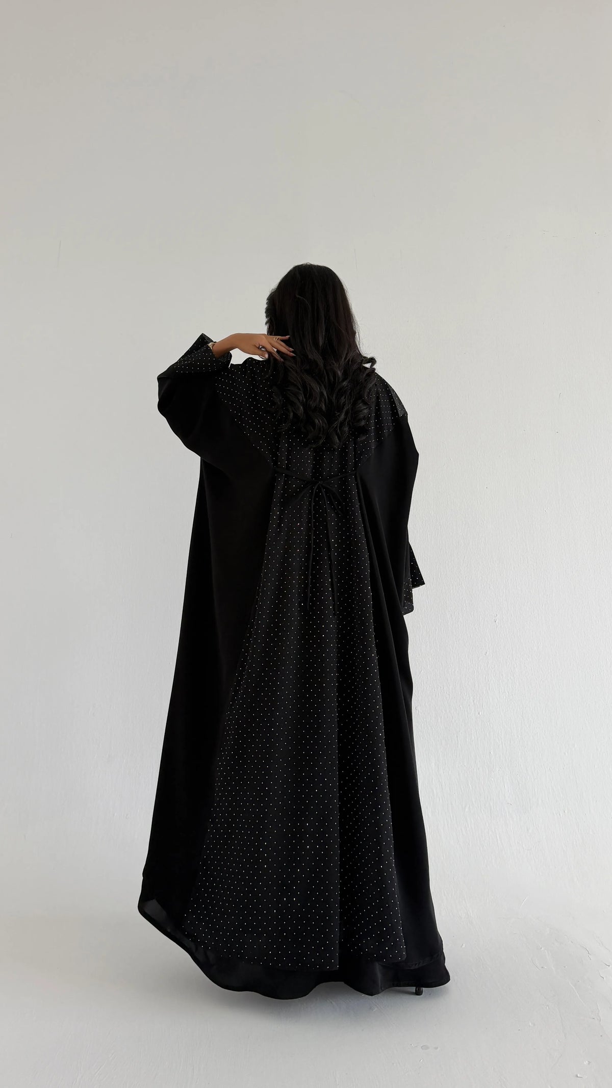 MWT1274 - عباية كريب اسود بتدخيلة خرز - Aya