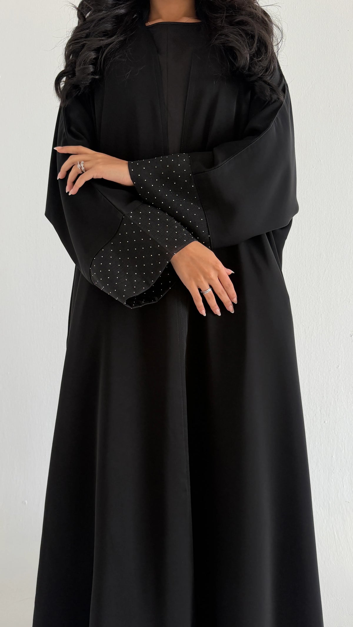 MWT1274 - عباية كريب اسود بتدخيلة خرز - Aya