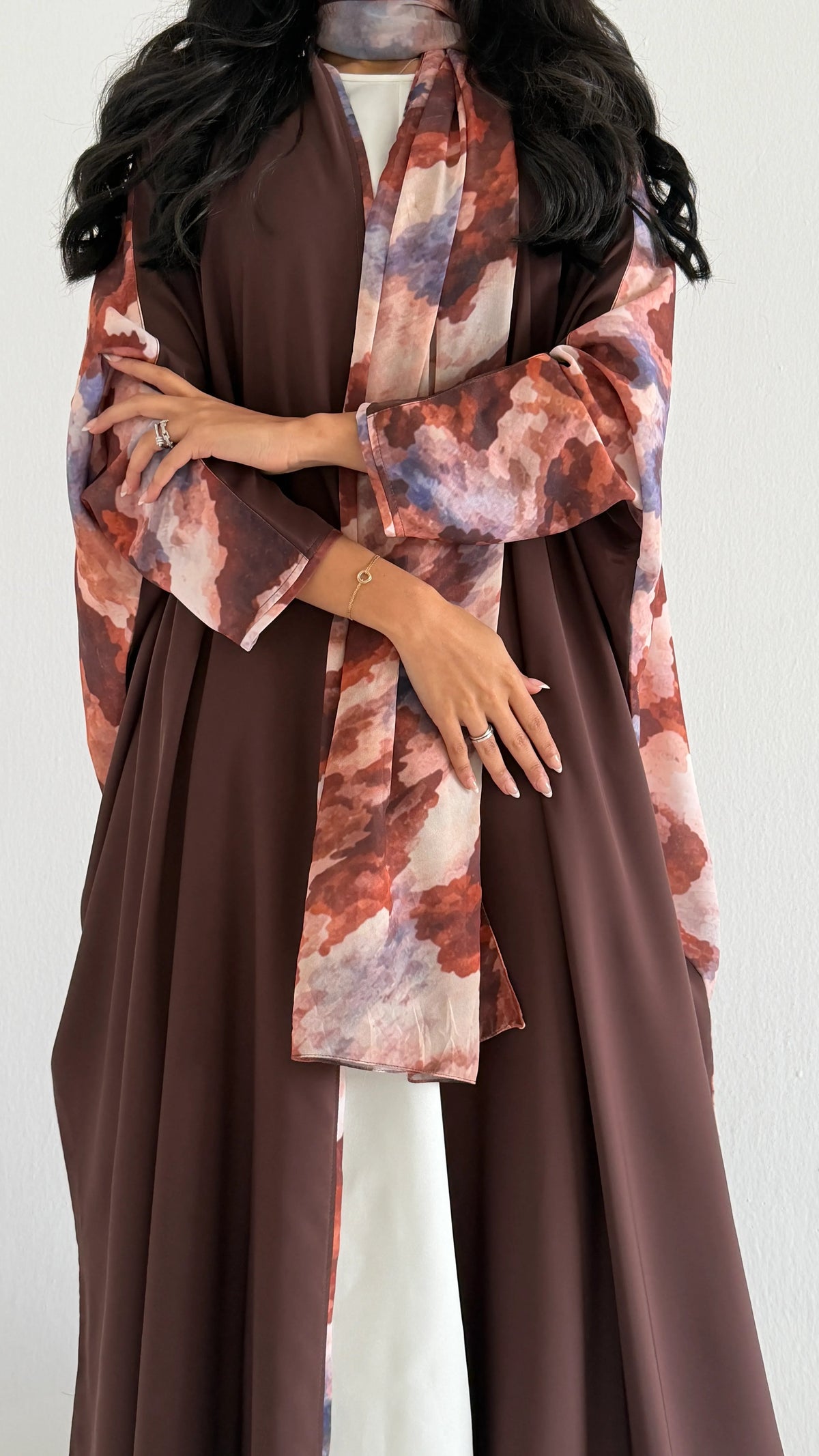 MWT2157 - عباية كريب بني مع تدخيله طباعة - Aya