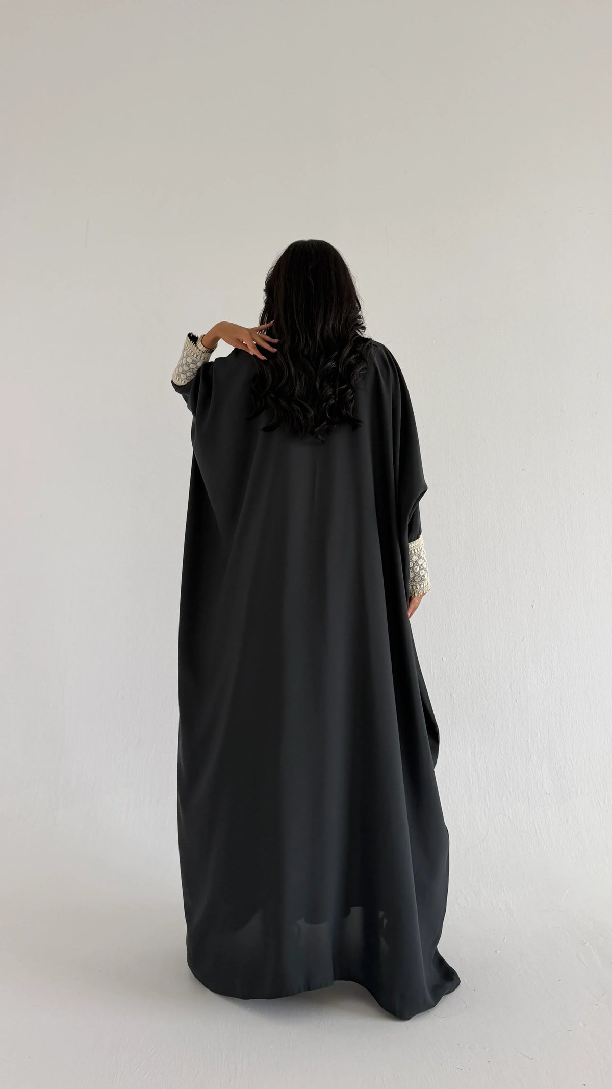 MWT2155 - عباية كريب ناعمة مع تدخيله كلفه بيج بقيطان من الأمام - Aya
