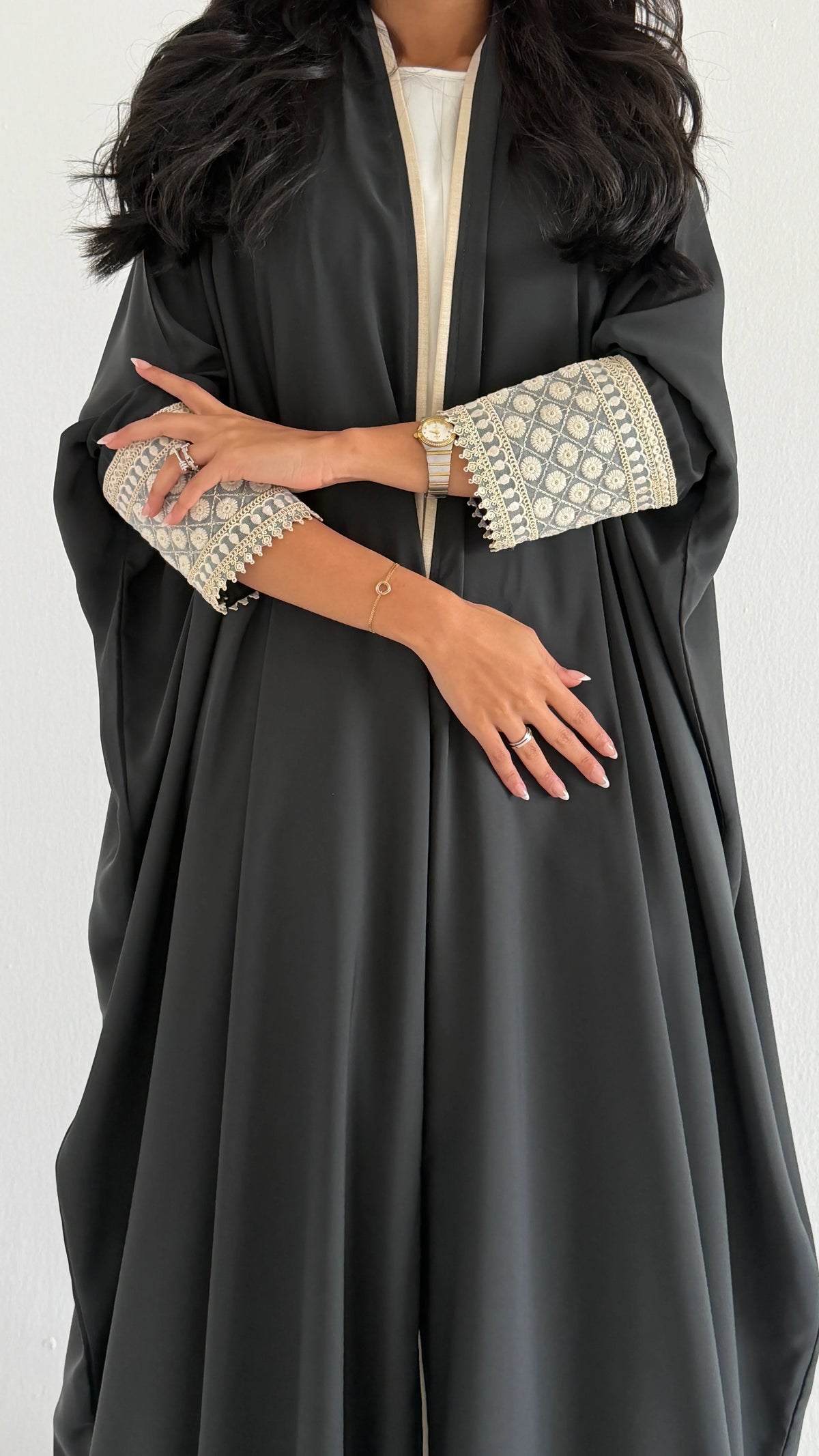 MWT2155 - عباية كريب ناعمة مع تدخيله كلفه بيج بقيطان من الأمام - Aya