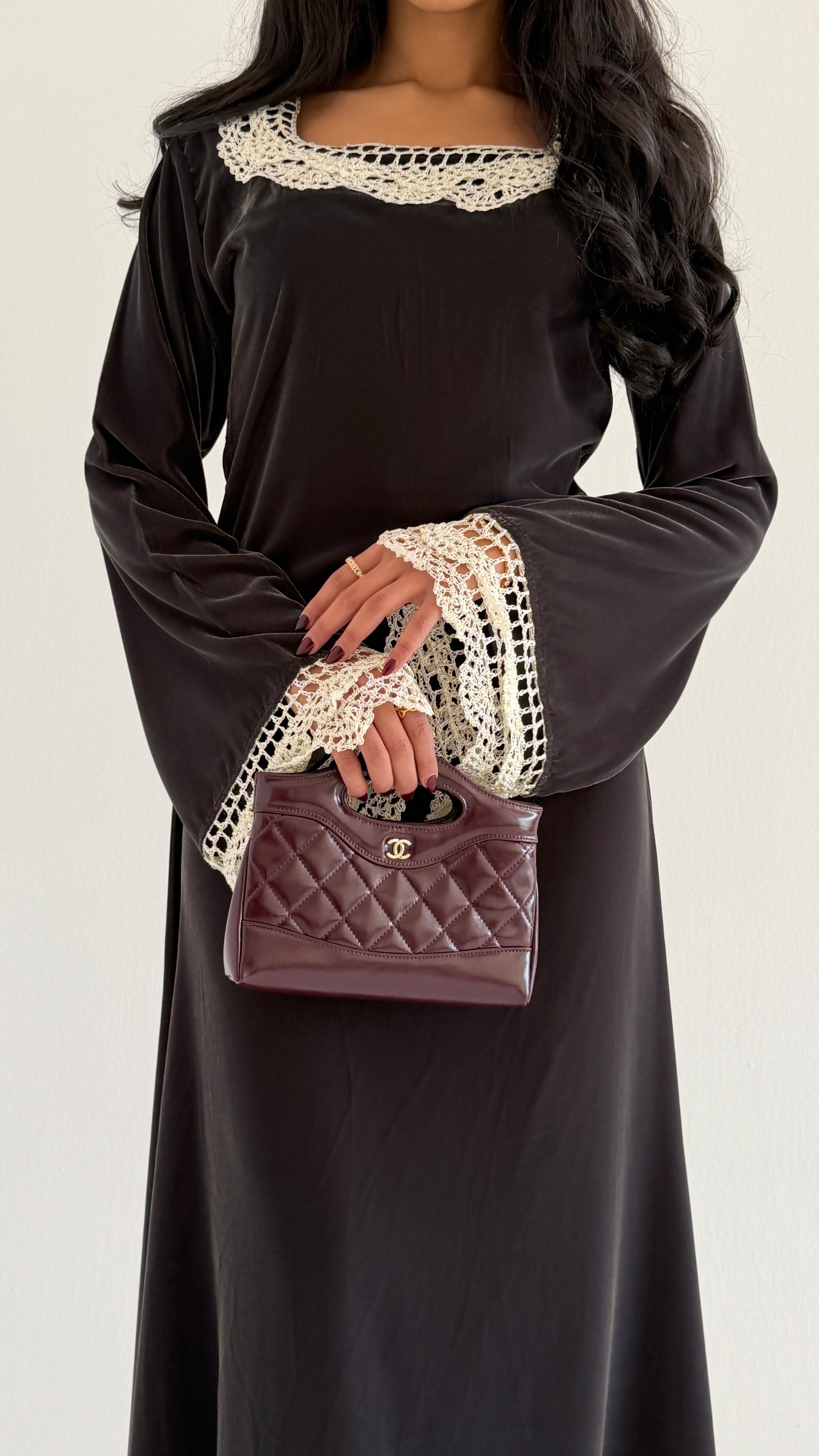 MWJ003 - جلابية مخمل ناعمة مع لمسة كروشية بيضاء راقية - Aya