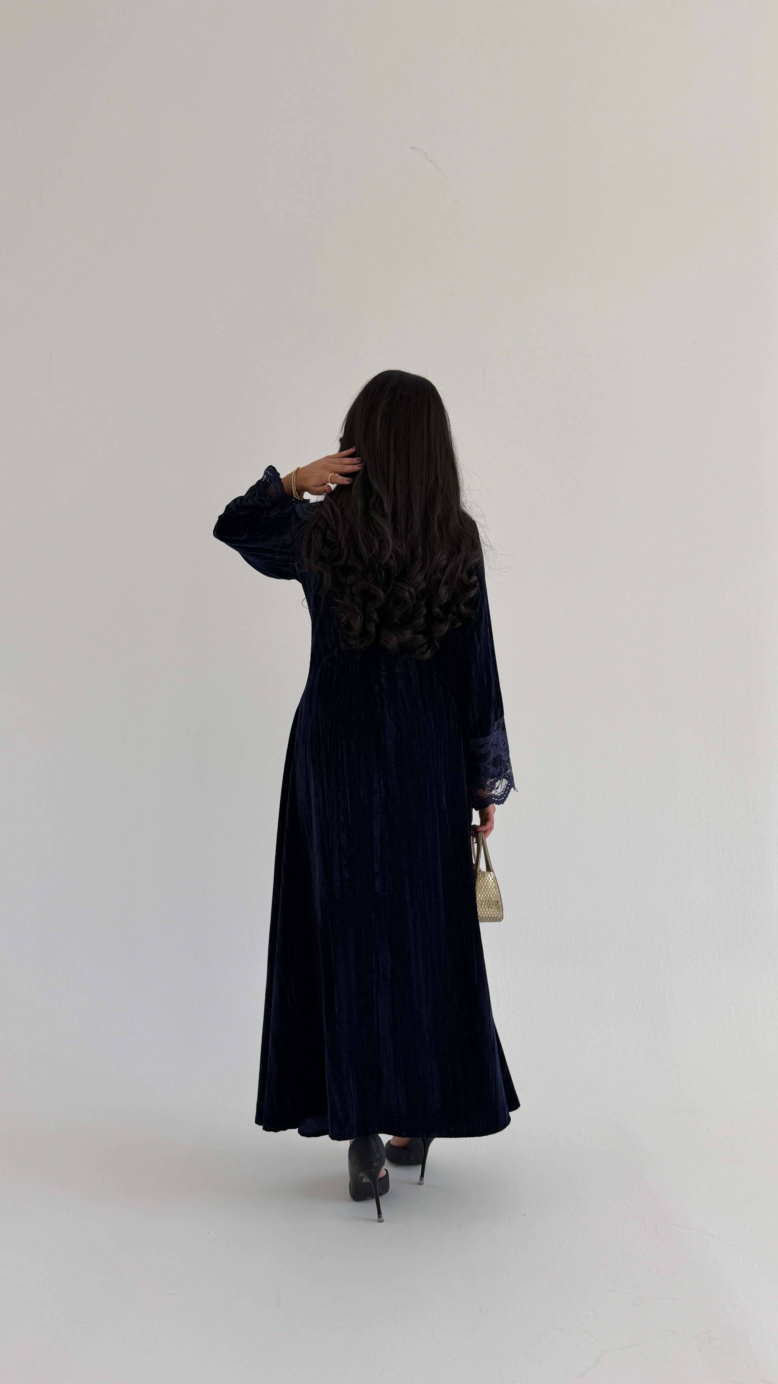 MWJ010 -جلابية مخمل مكسر بتصميم أنثوي مع كلفة بارزة في الأمام والأكمام - Aya