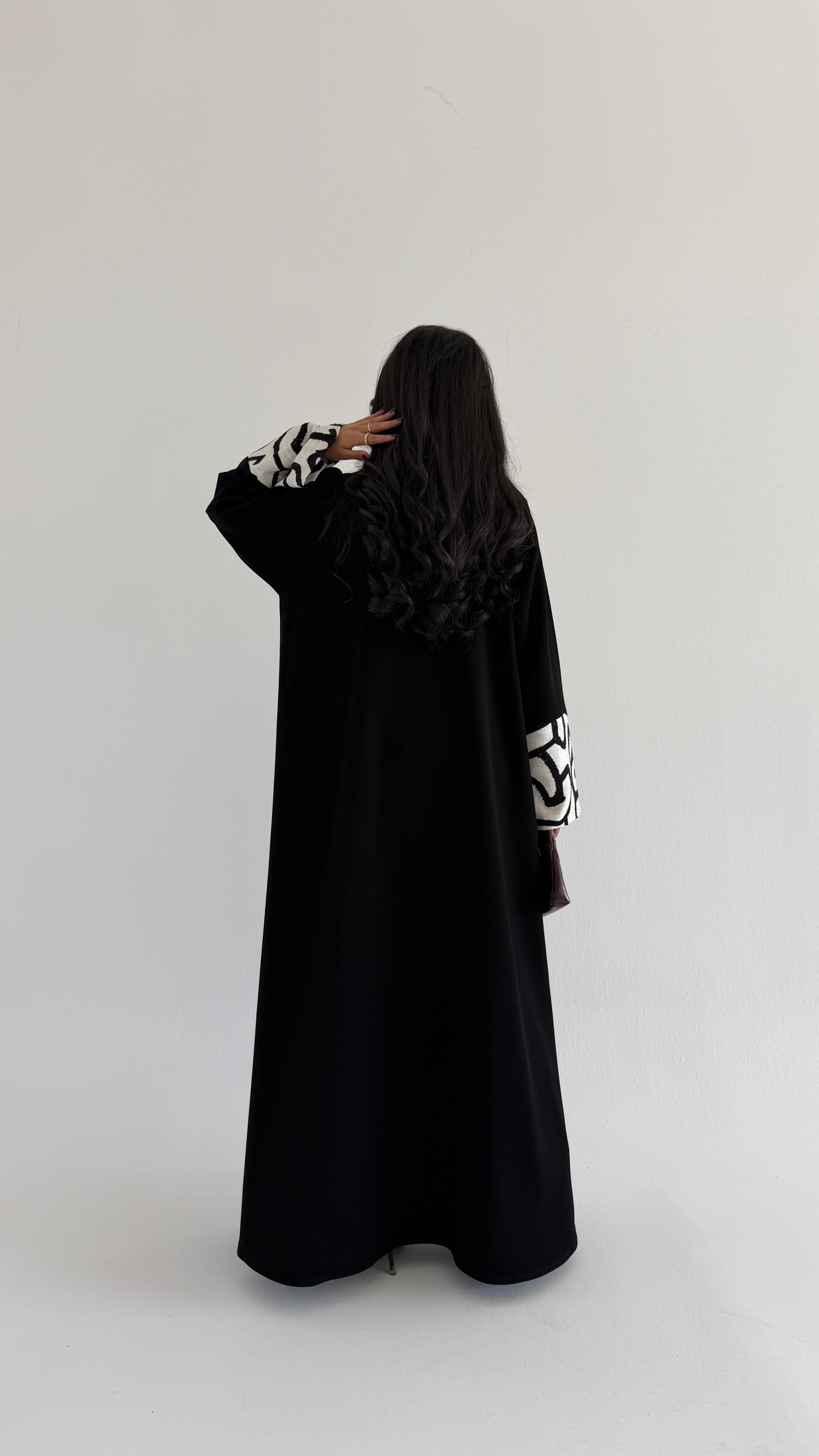 MWT1009 - عباية سوداء مع تدخيلة ابيض - Aya