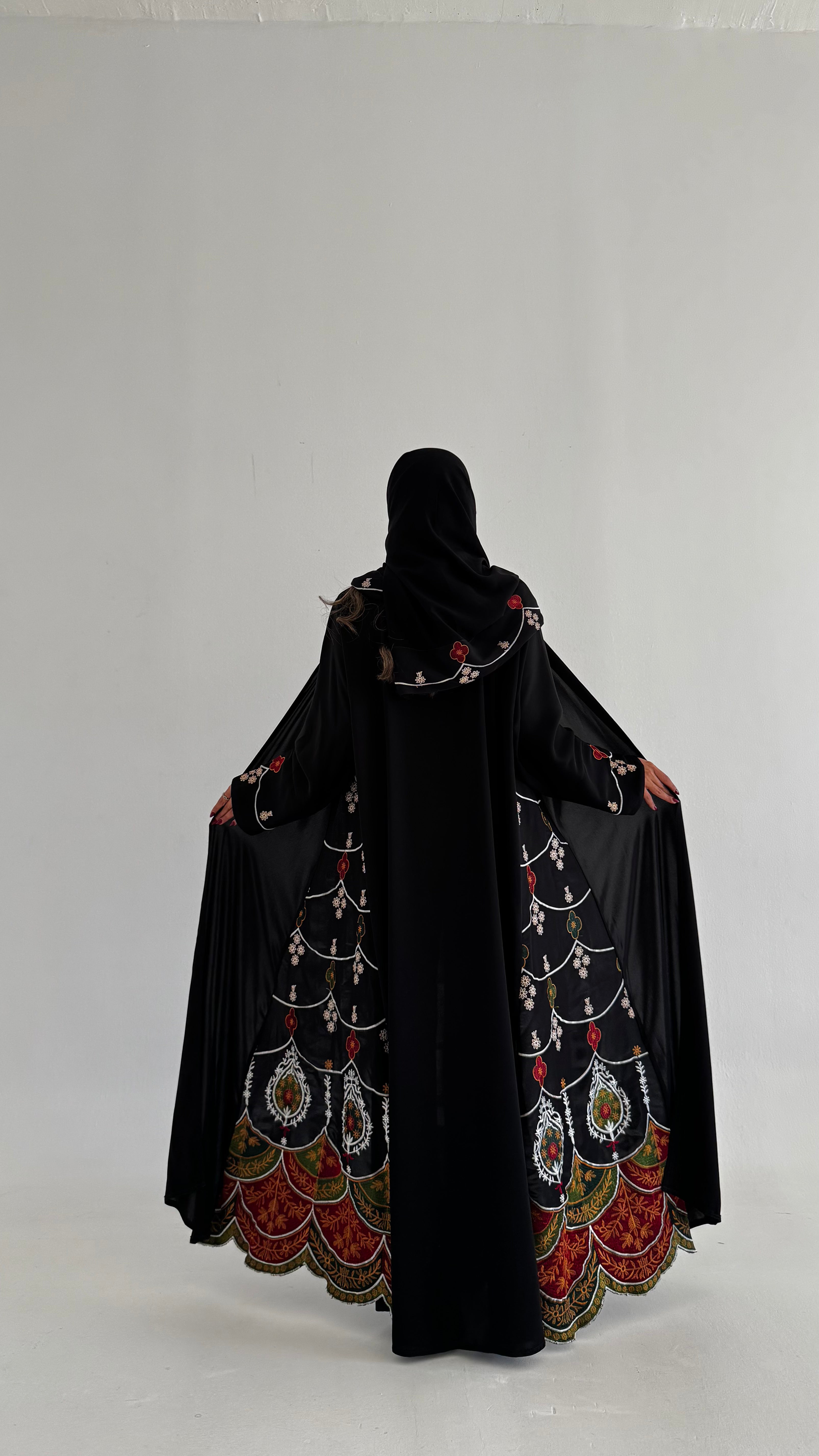MW1704 -عباية سوداء مطرزة تطريز كمبيوتر من الجنب وتدخيلة قماش مطرز - Aya