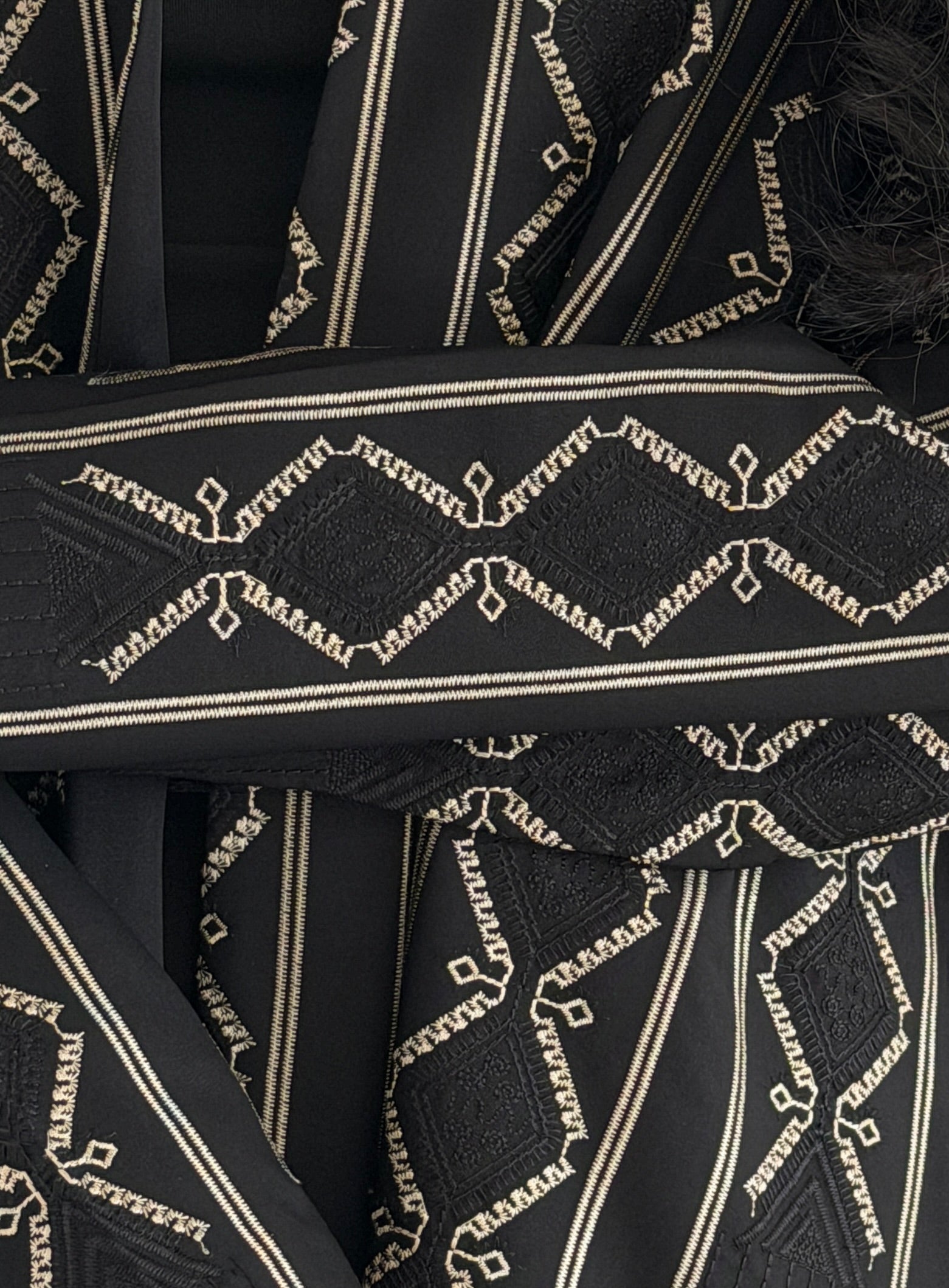 MWT1024 - عبايه بتطريز بنص الامام والخلف - Aya