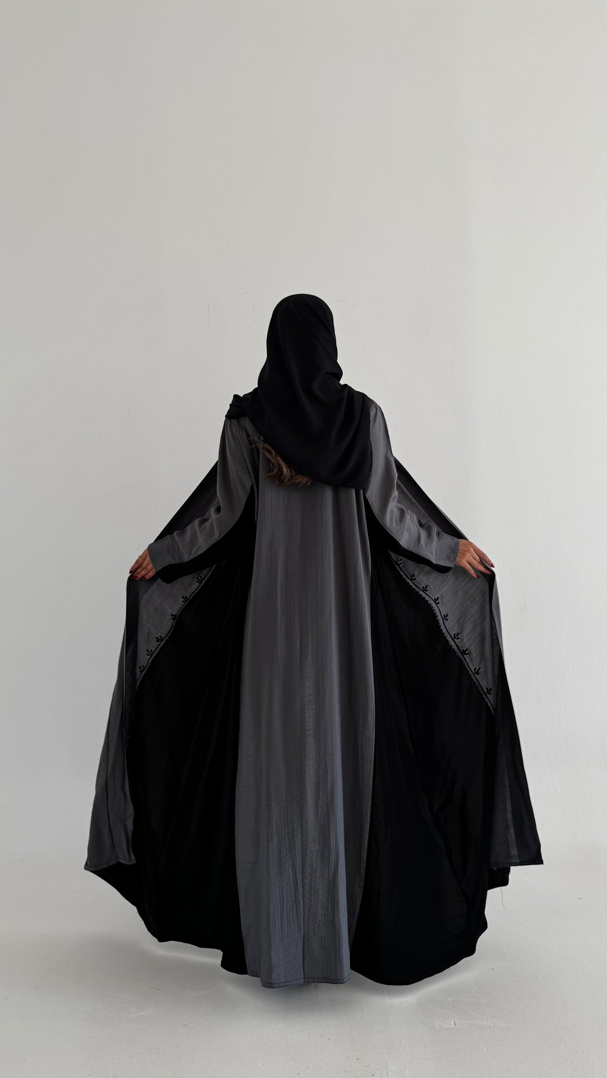 MW1736 - عباية لنن مكسر تطريز يدوي - Aya