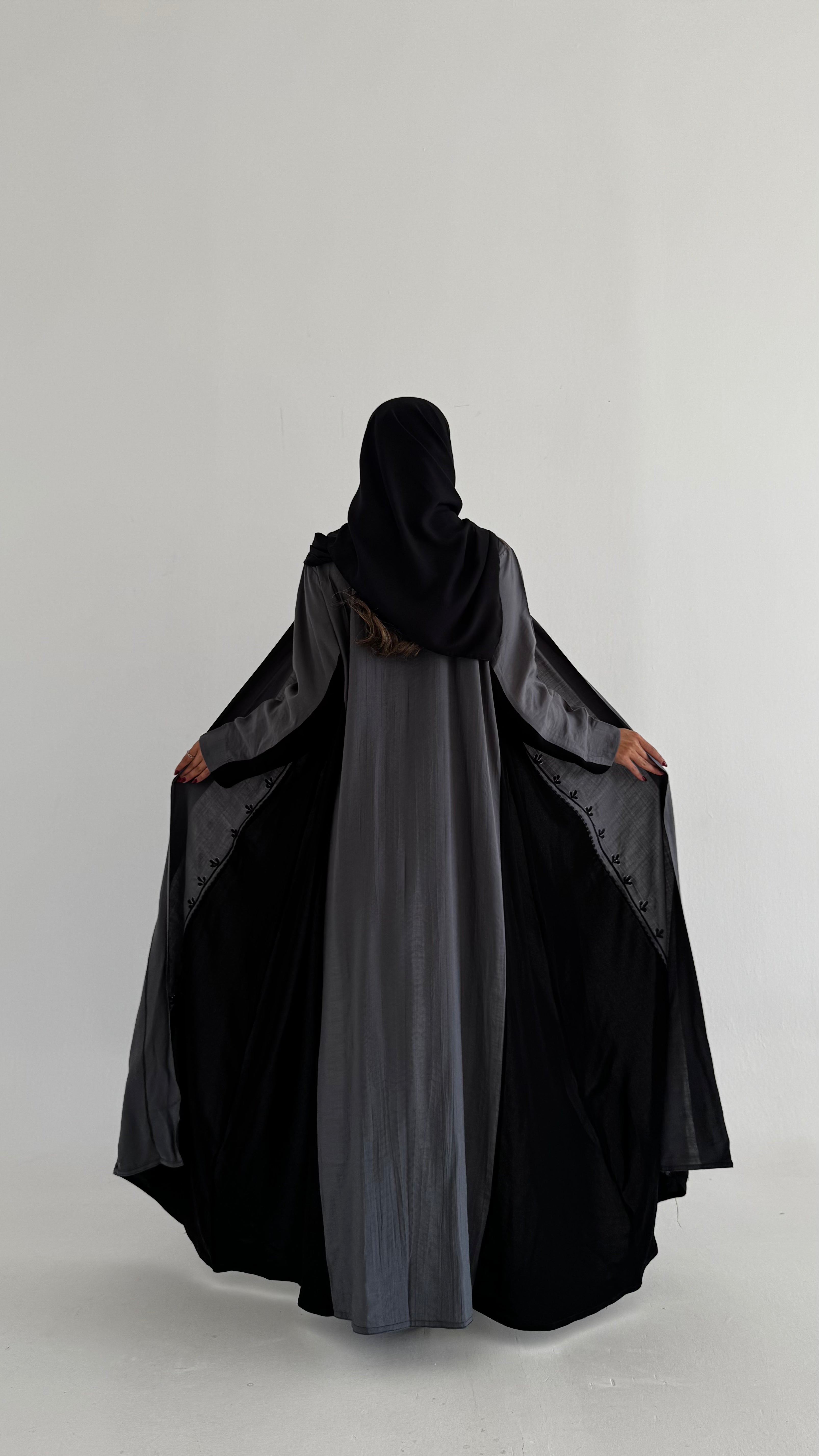 MW1736 - عباية لنن مكسر تطريز يدوي - Aya