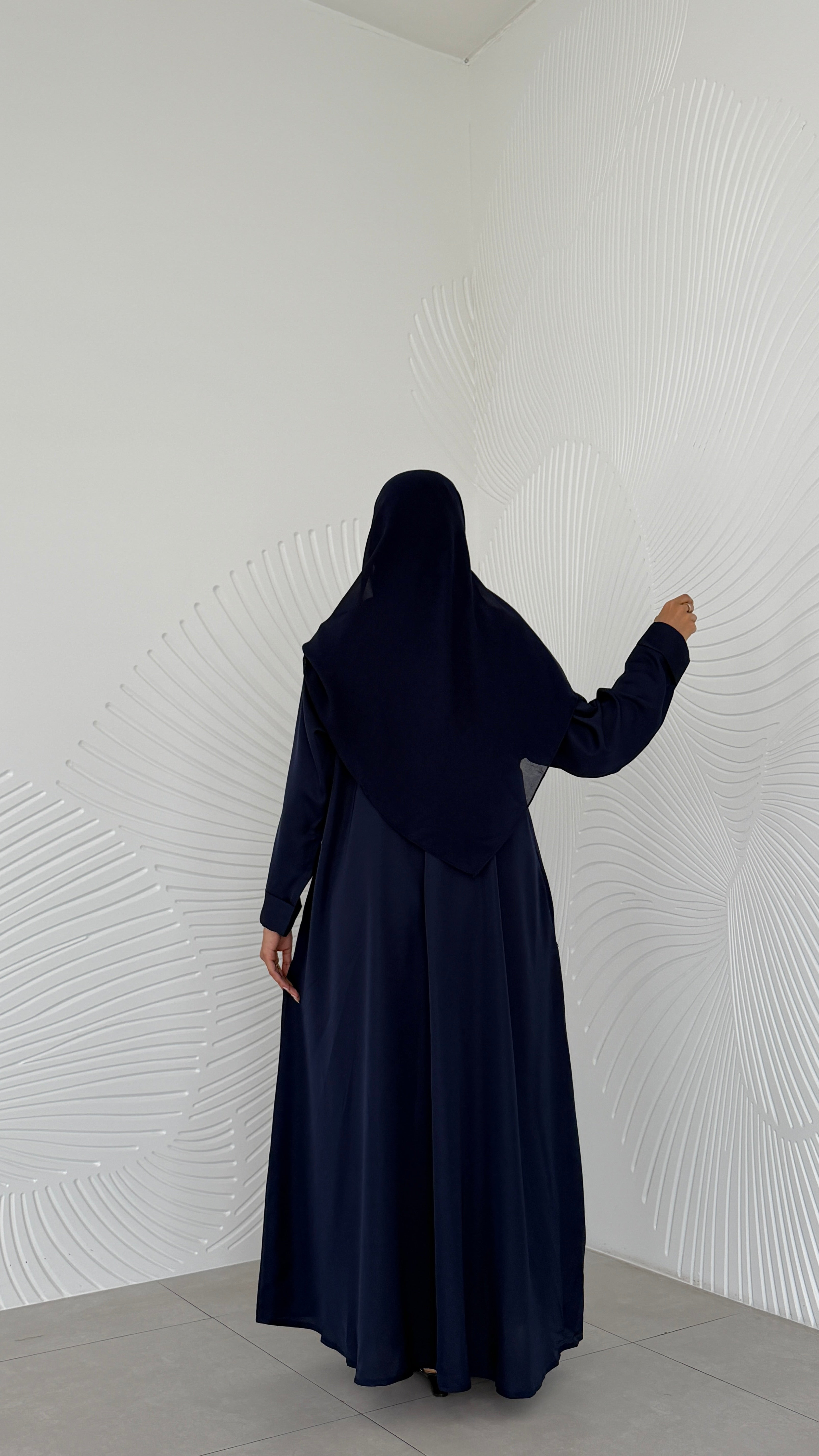 MWO005 - عباية بكسرات واسعة وجيب مخفي في الصدر - Aya