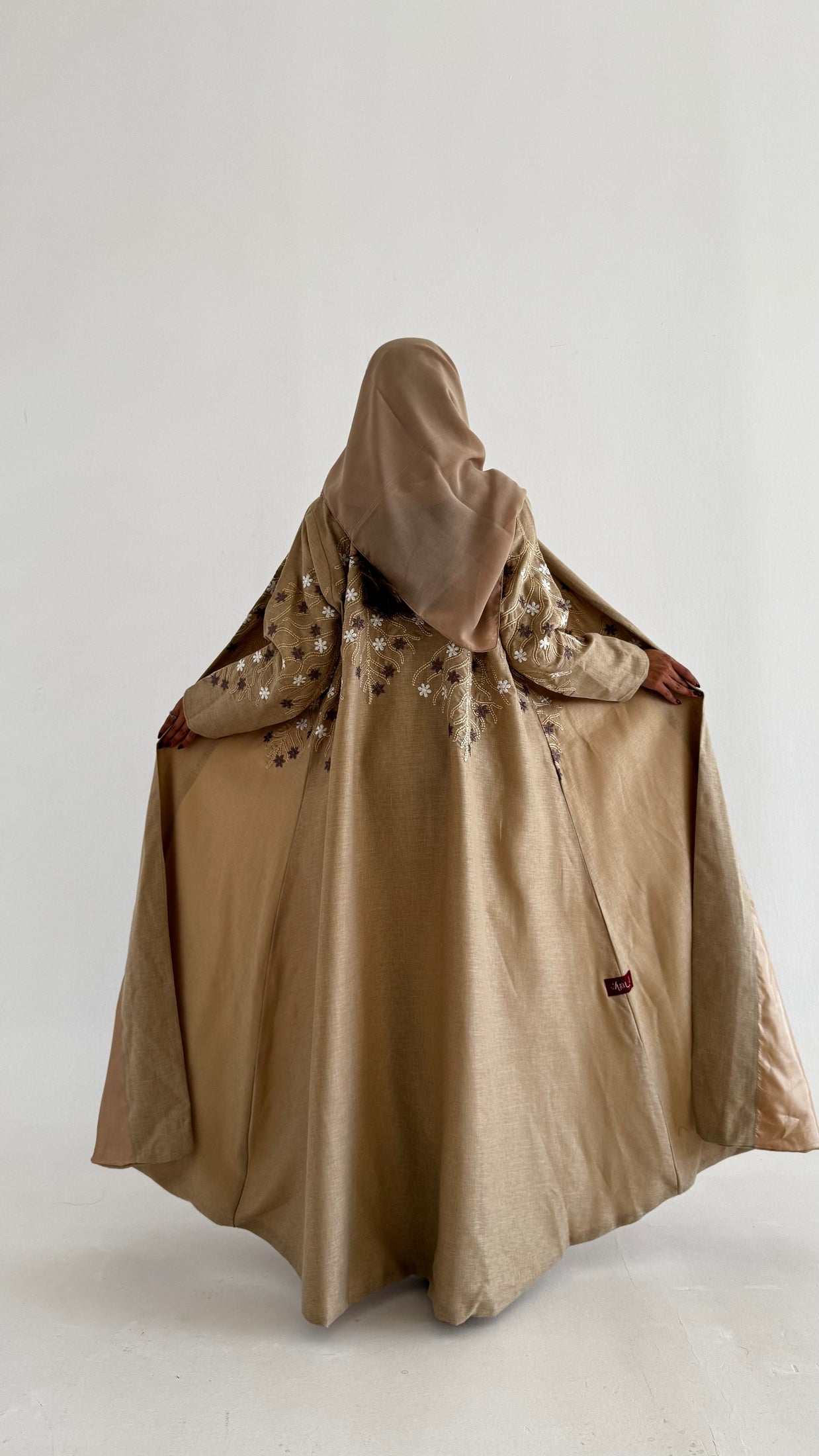 MWT393 - عباية لنن تطريز بيج - Aya