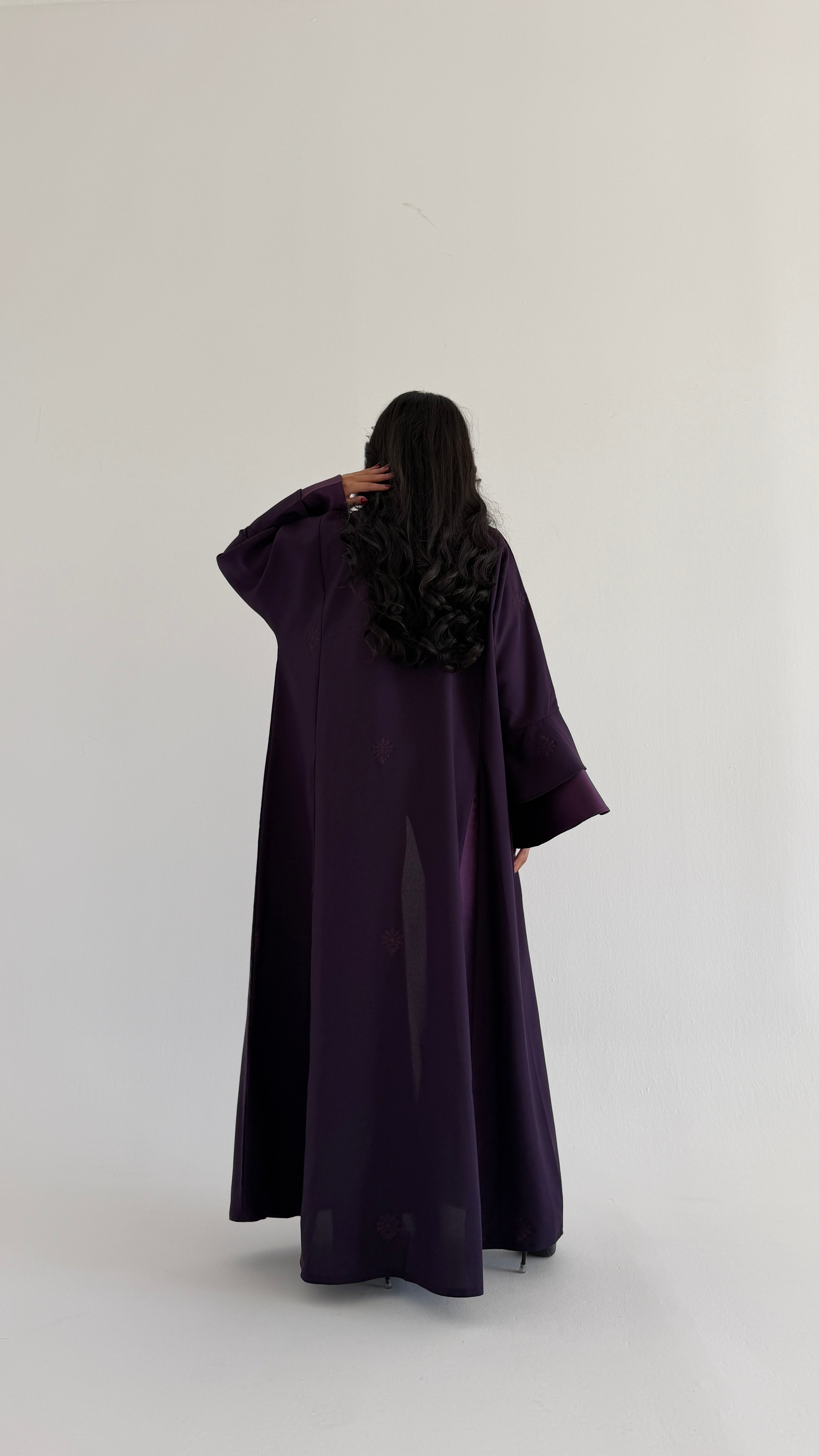 MWT1020 - عبايه بنفسجية بقصه جميله بالاكمام مع تطريز - Aya