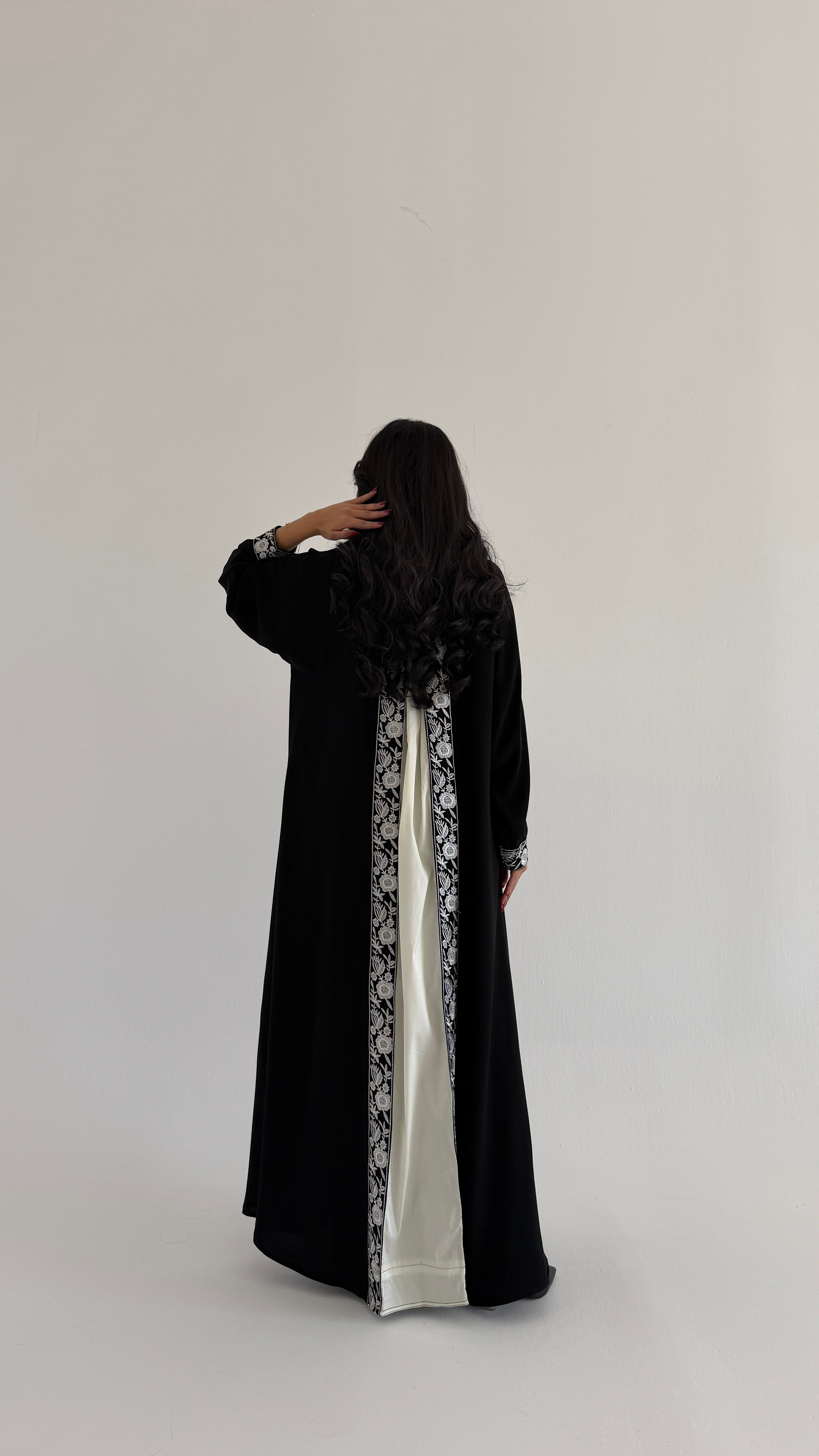 MWT1017 - عبايه مع تدخيله كلفة بتطريز ورد اسود - Aya