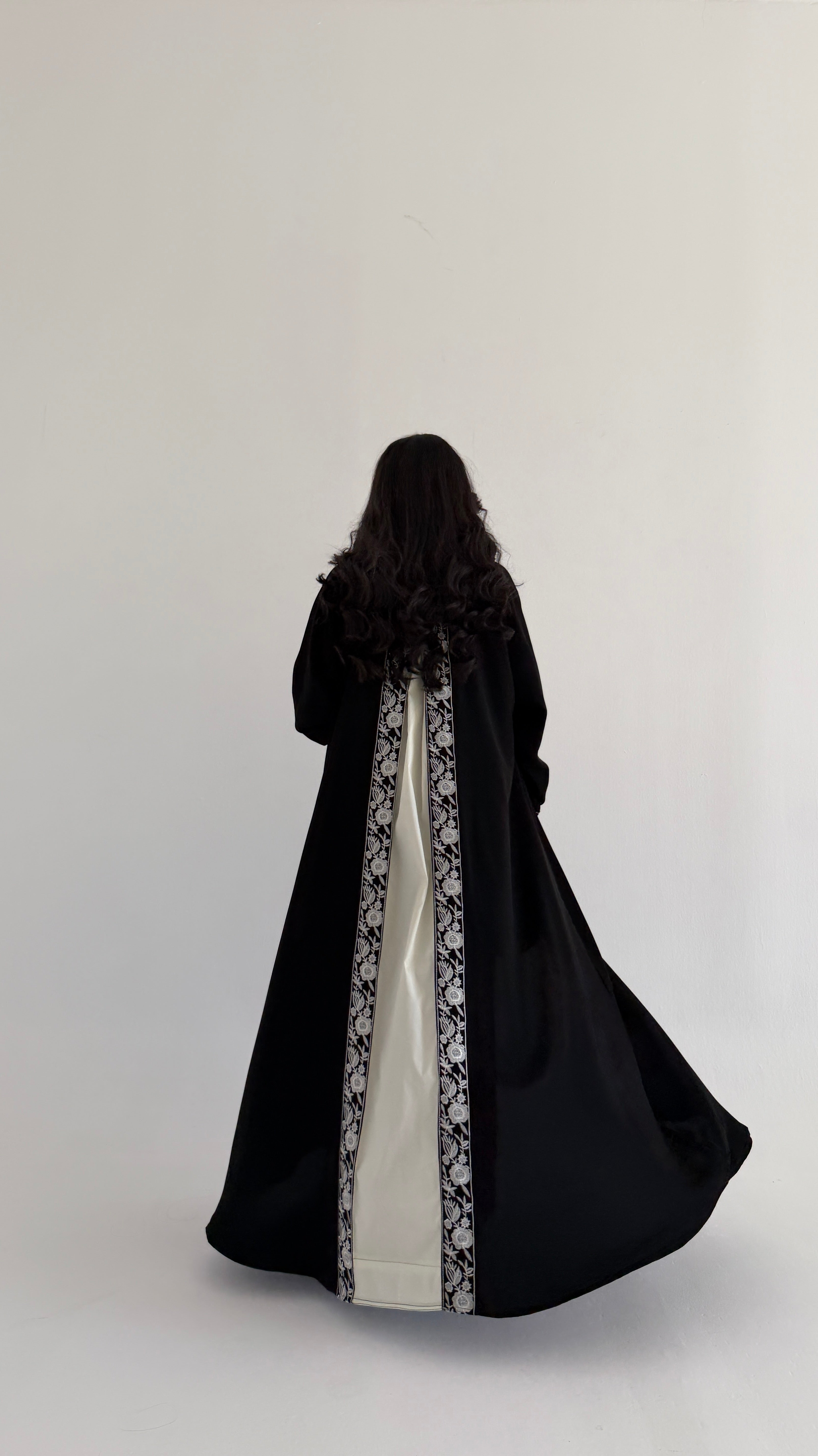 MWT1017 - عبايه مع تدخيله كلفة بتطريز ورد اسود - Aya