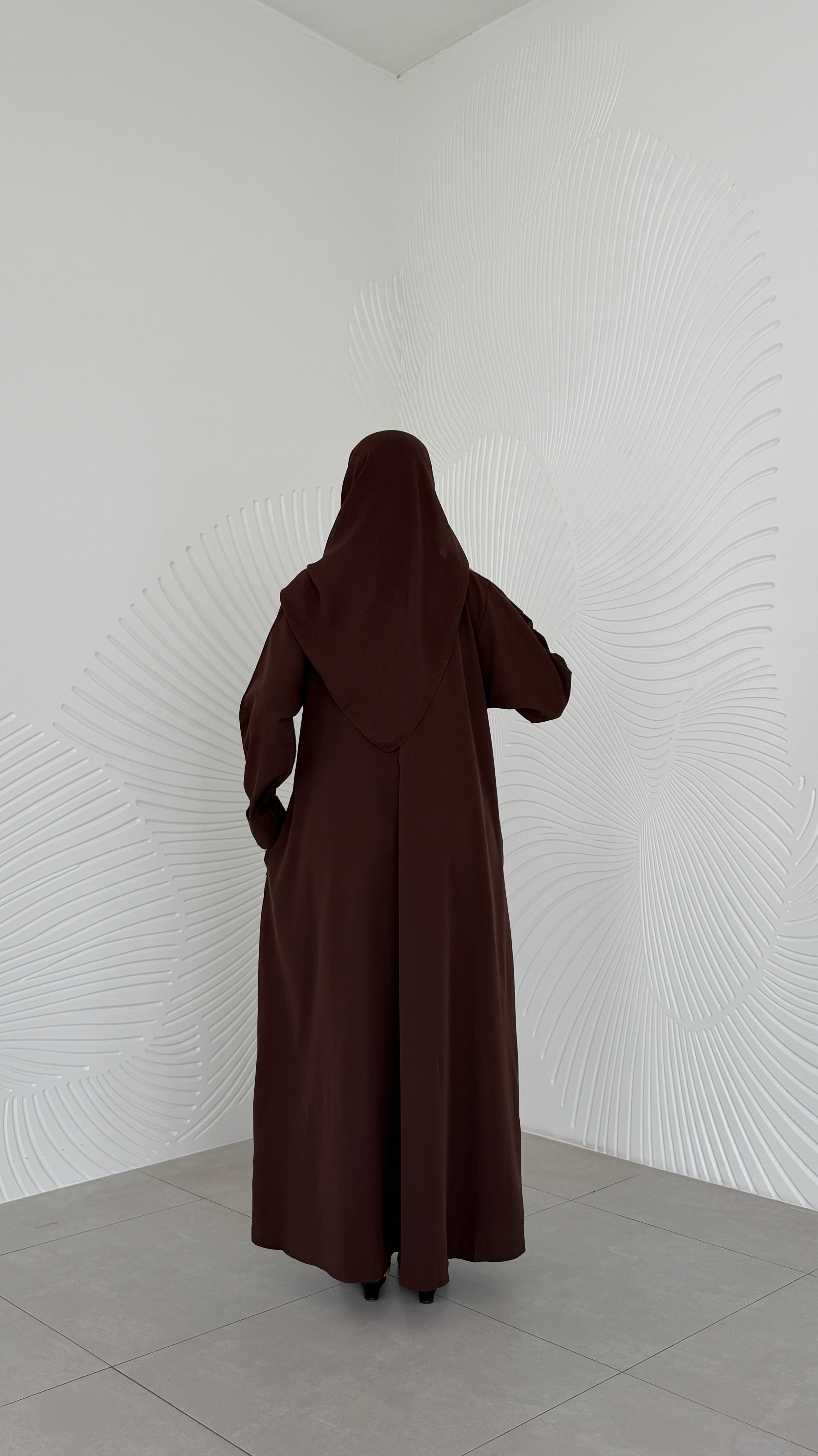 MWO008 - عباية بكسرات واسعة وجيب مخفي في الصدر - Aya