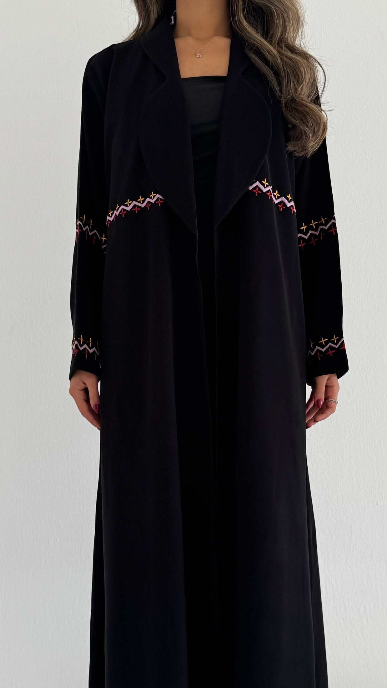 MW1750 - عباية كريب مع اضافة تطريز يدوي - Aya