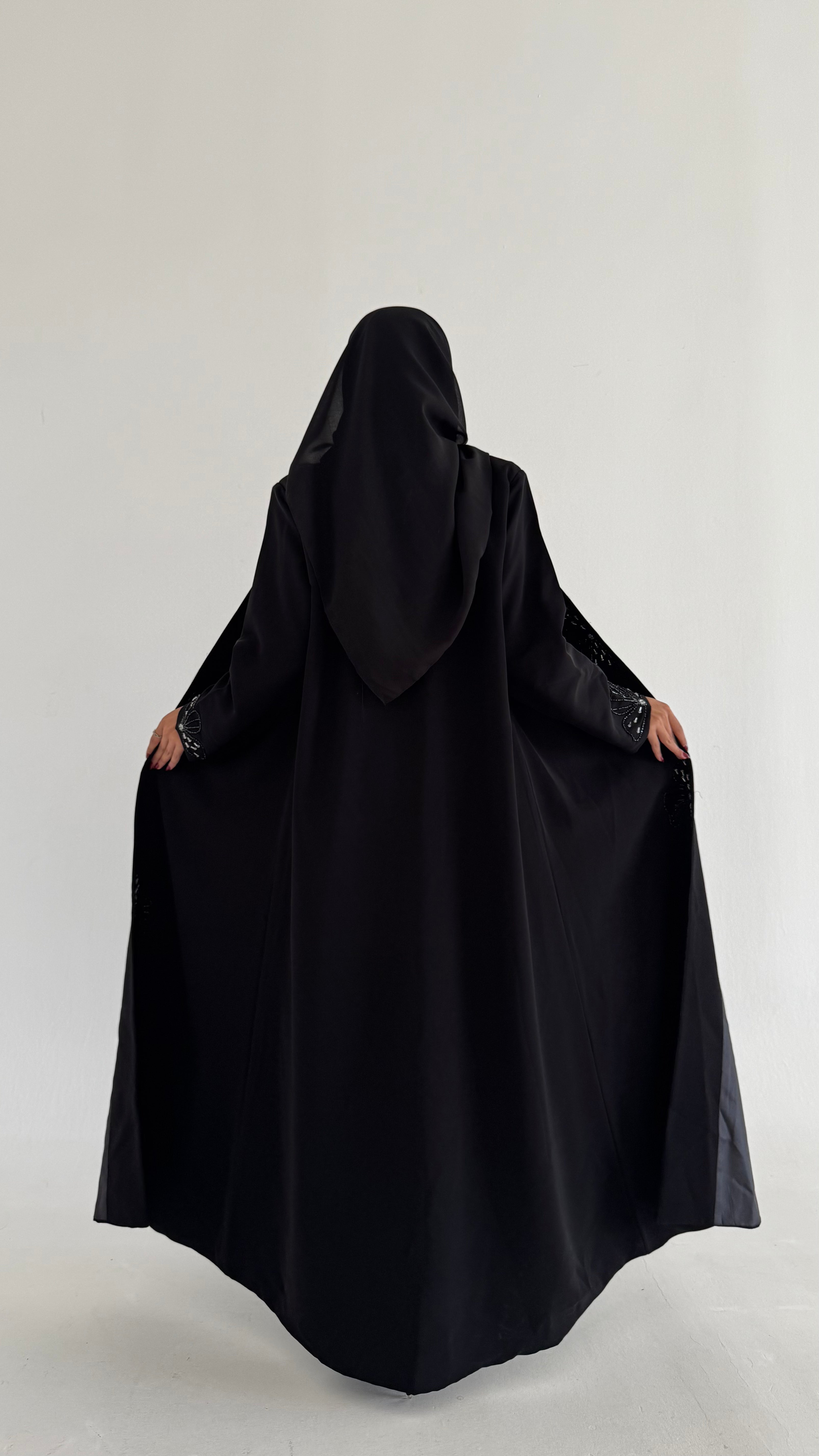 MW1793 - عباية قماش كوبرا شغل يدوي - Aya