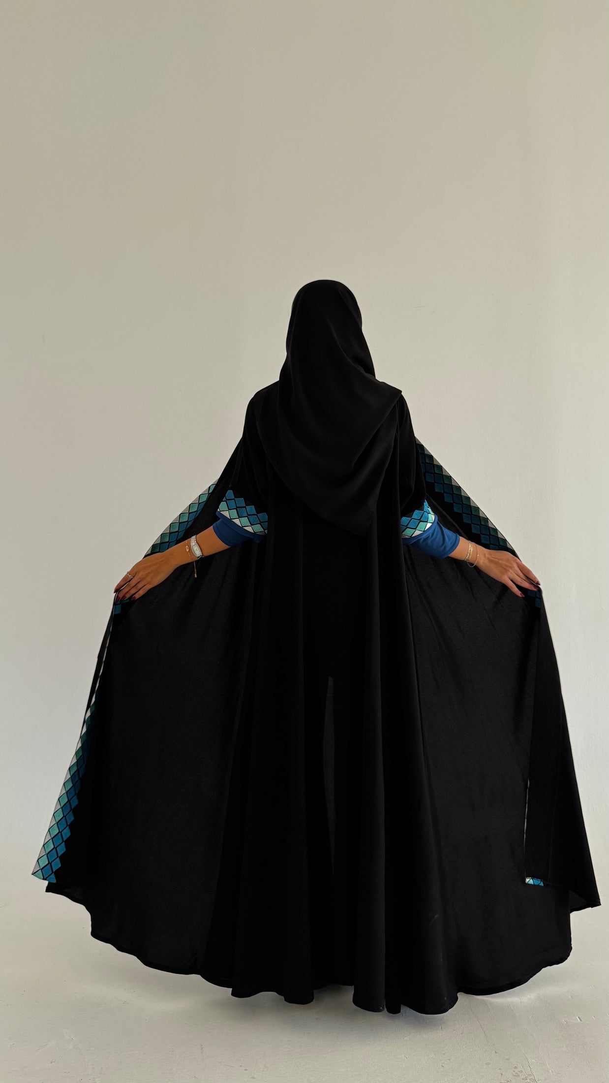 MWT496 - عباية سودا بتطريز أزرق - Aya