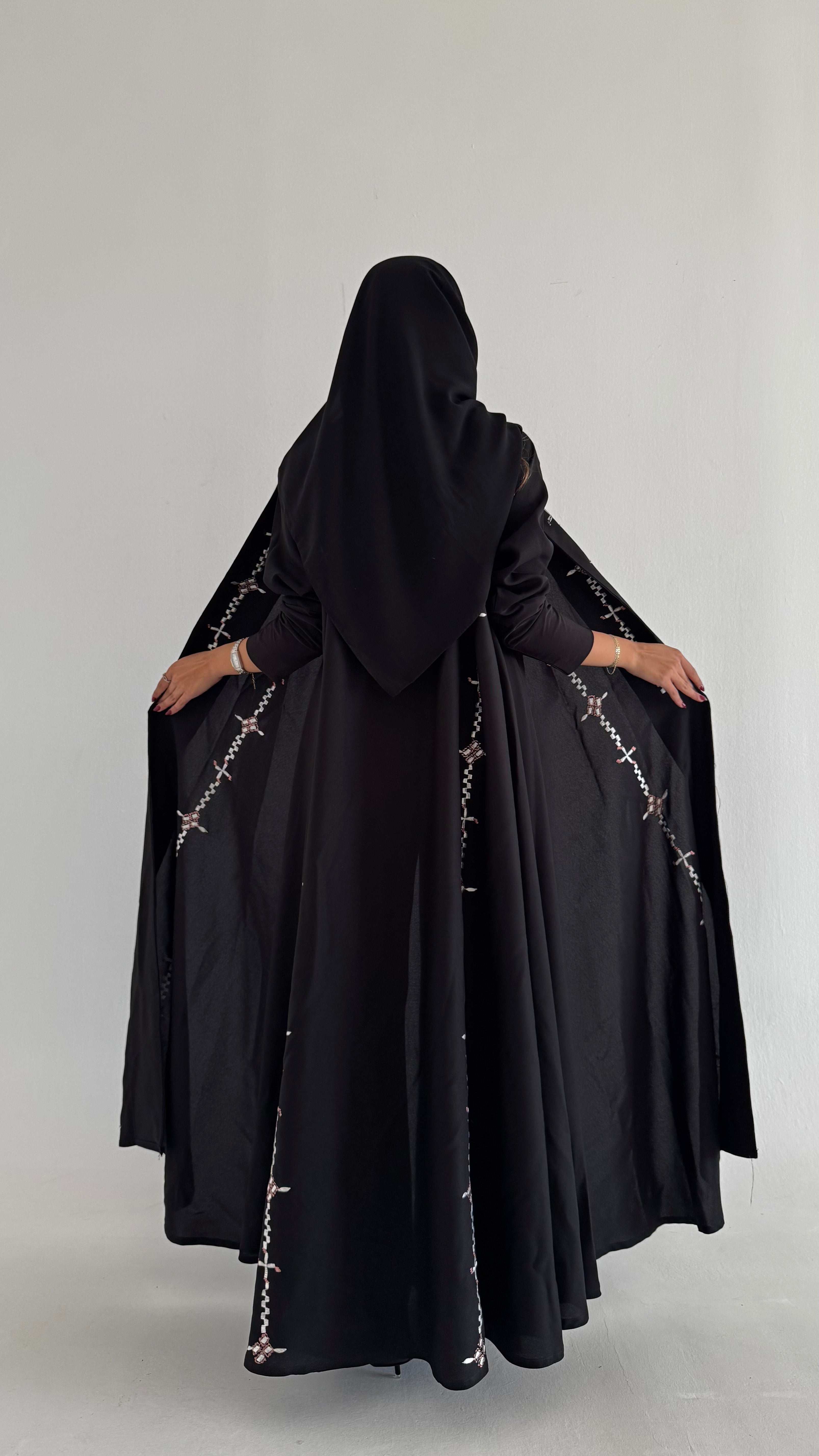 MWT640 - عباية اسود تطريز - Aya