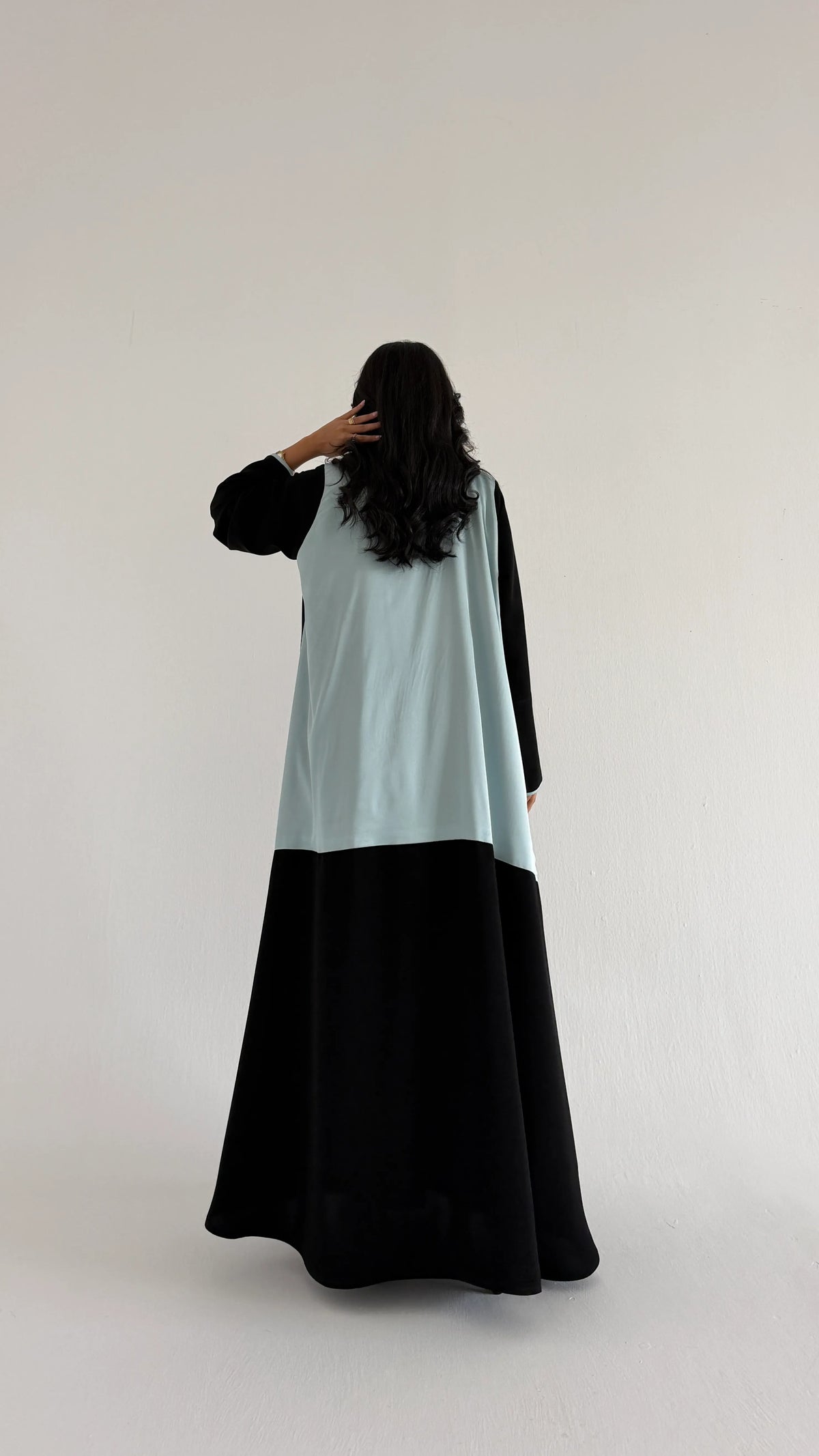 MWT5251 - عباية اسود ناعمة و مميزه مع تدخيلات لون سماوي