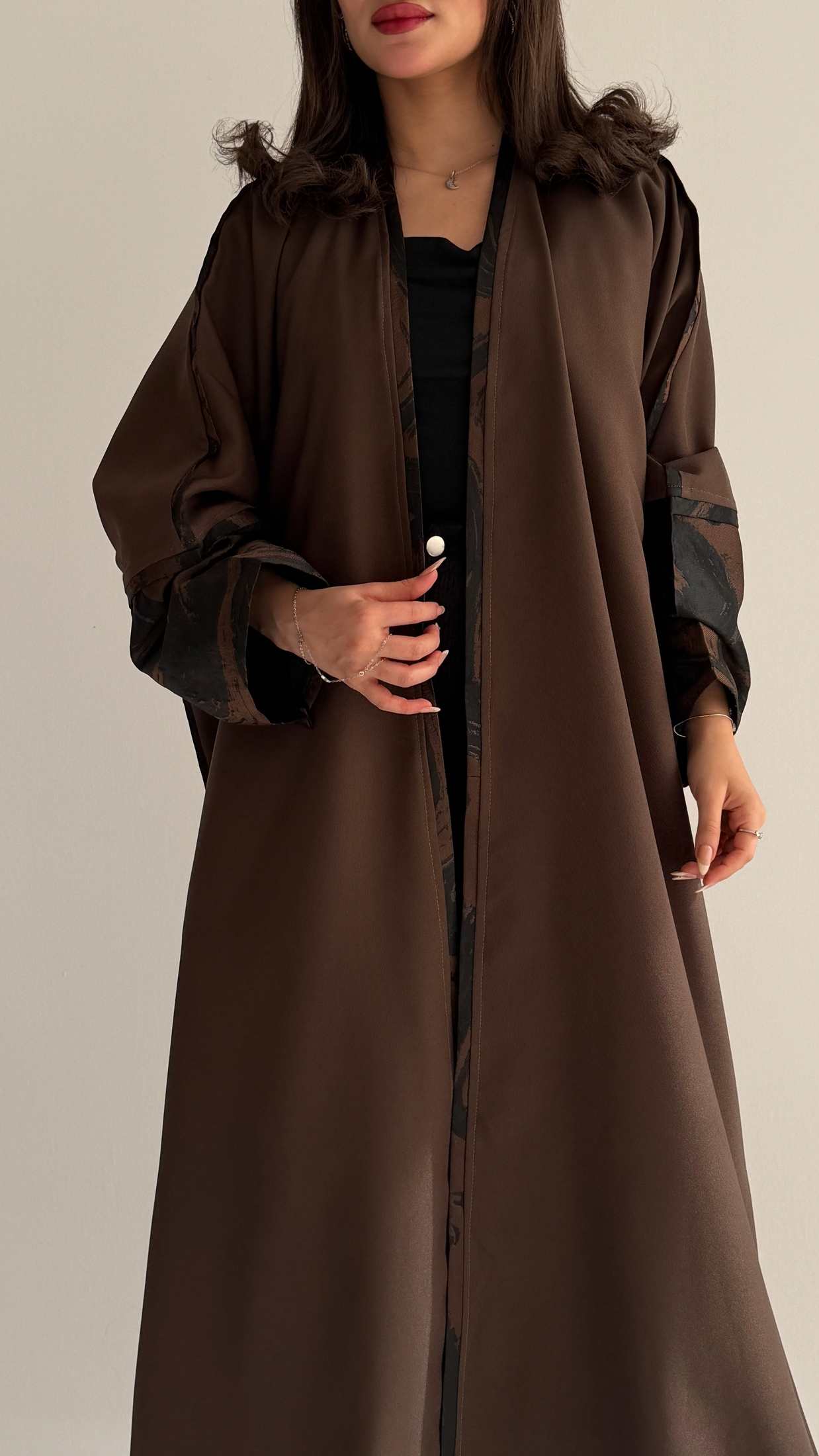 MW2034 - عبايه كريب كتان قصه نص بشت مع اضافه تدخيله جاكار - Aya