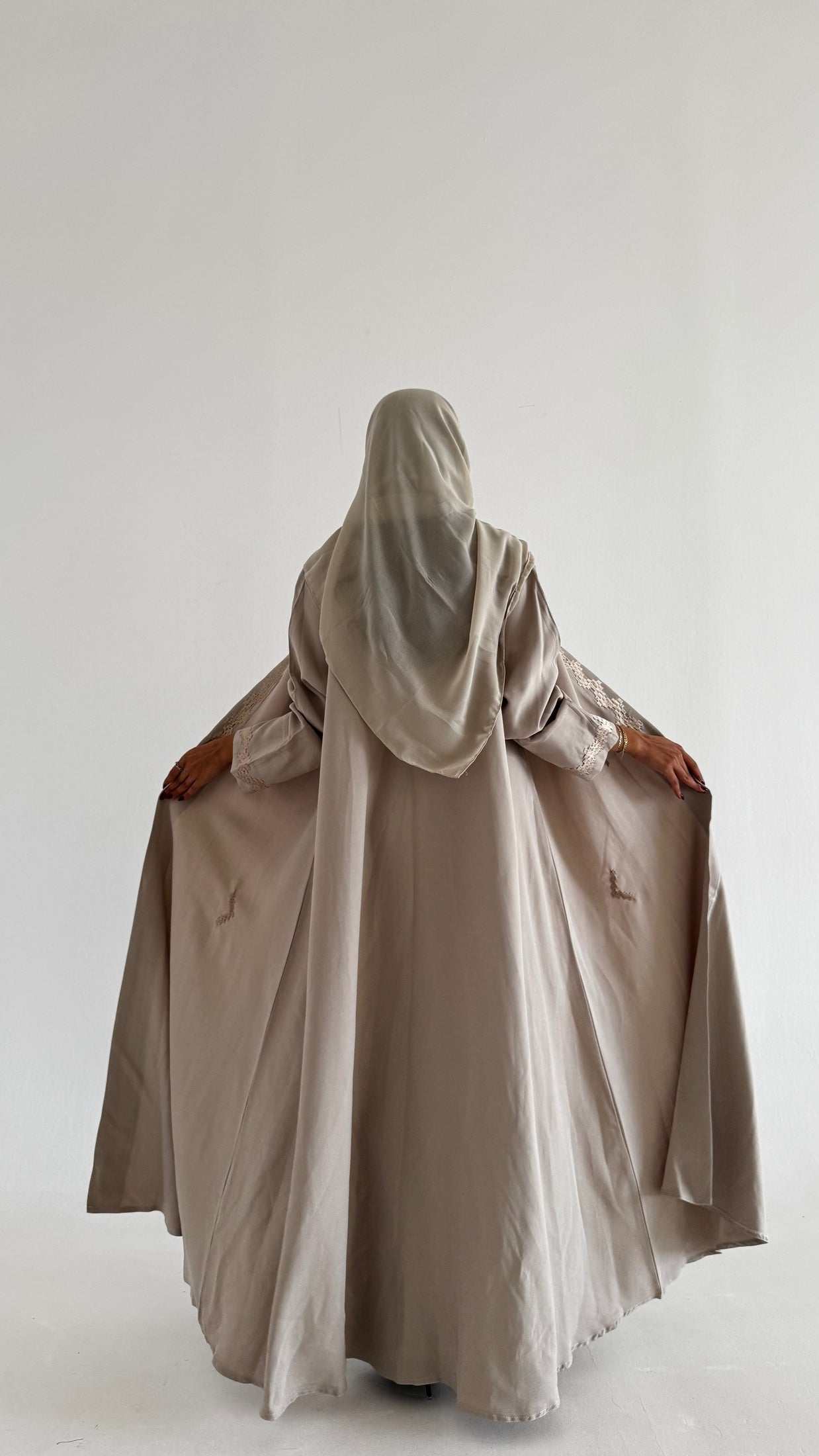 MWT371 - عباية بني تطريز - Aya