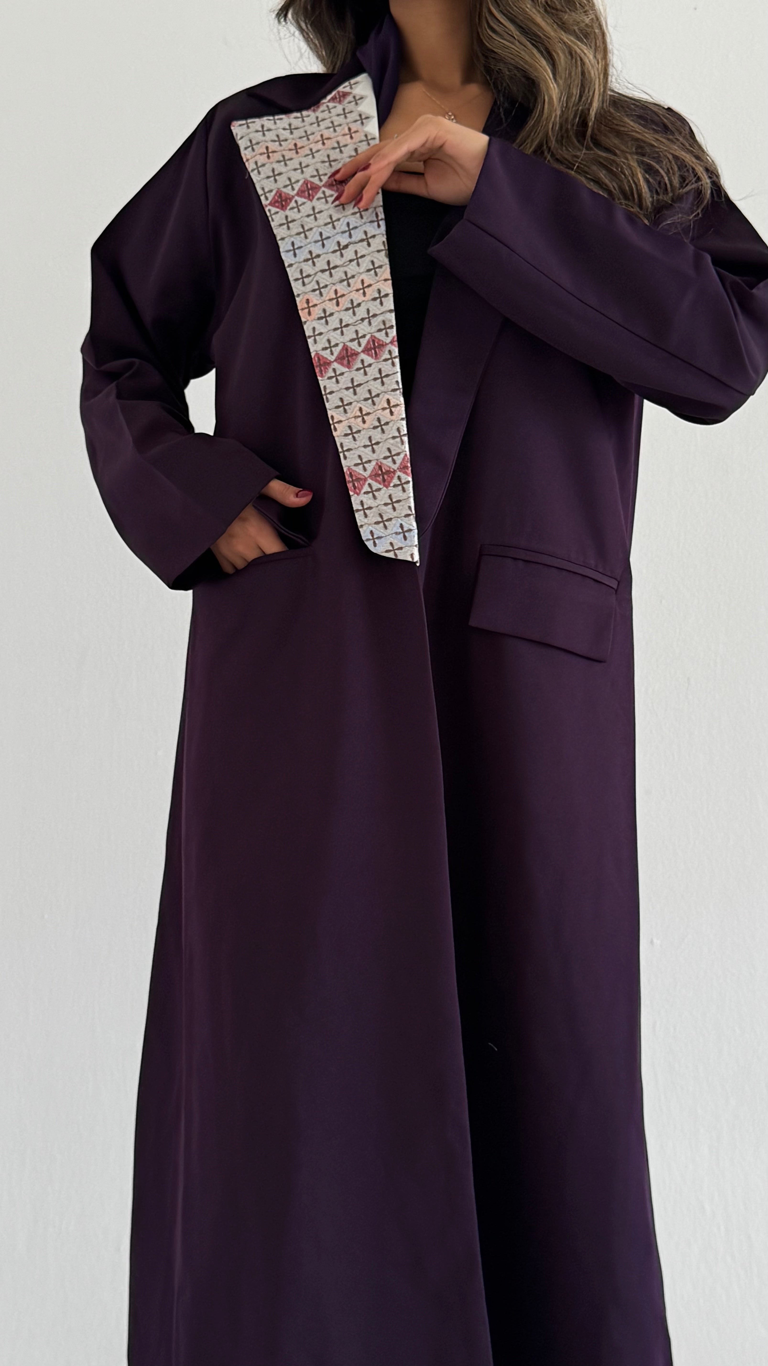 MW1706 - عباية بليزر بتطريز على الياقة - Aya