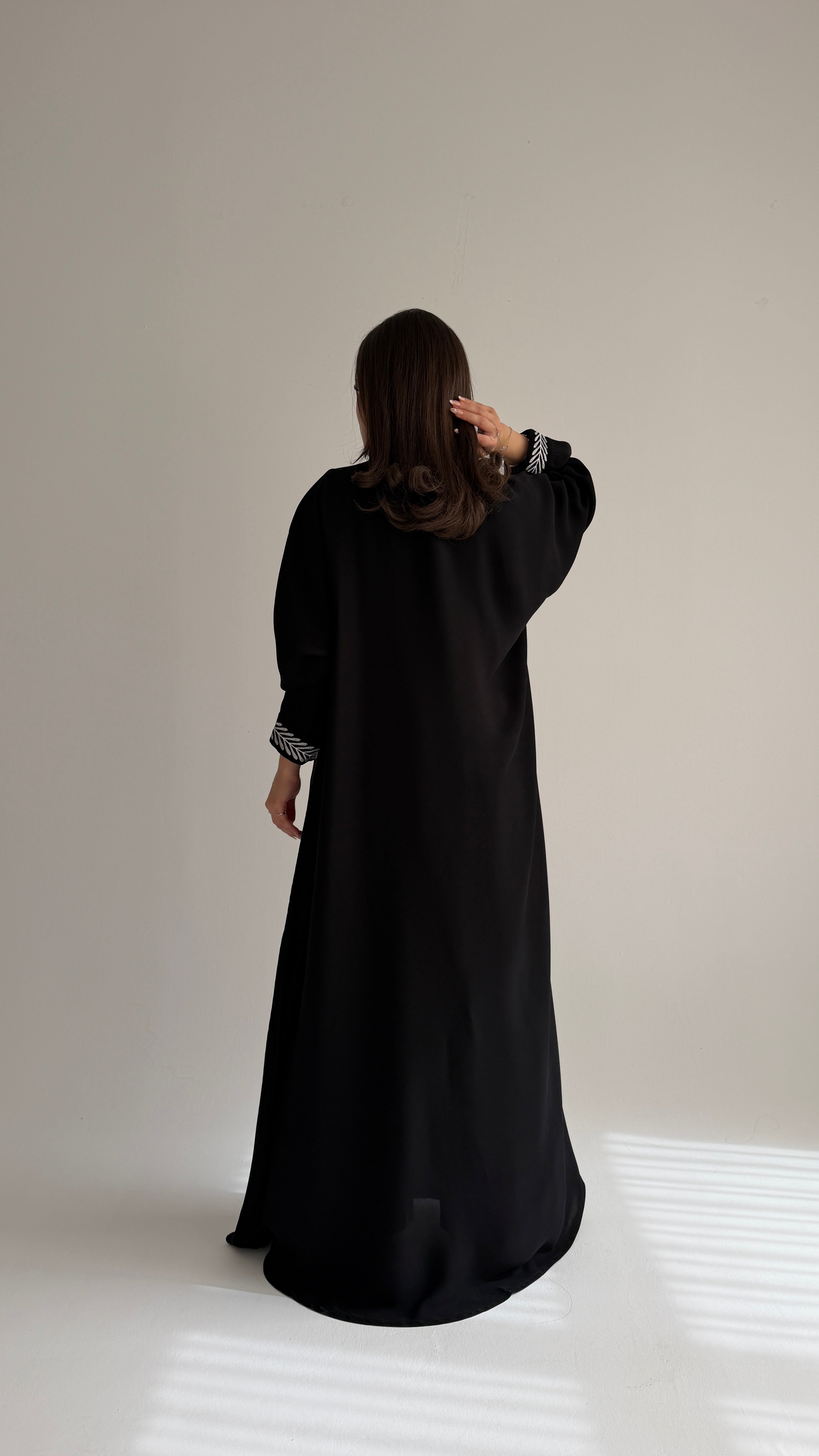 MWT1042 - عبايه بتطريز ابيض من الامام - Aya