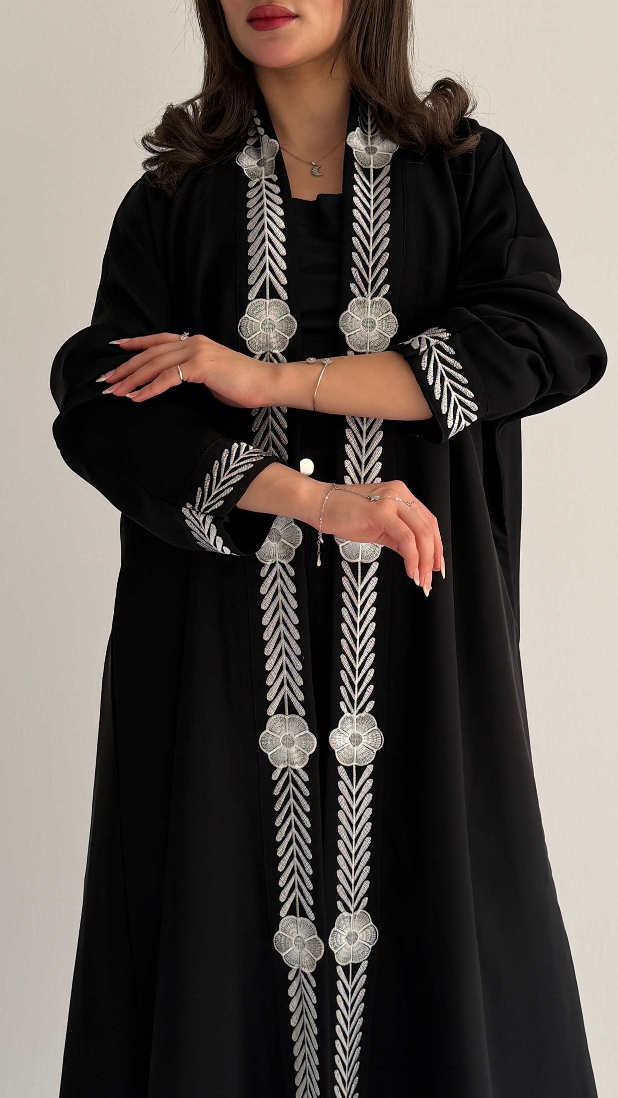 MWT1042 - عبايه بتطريز ابيض من الامام - Aya