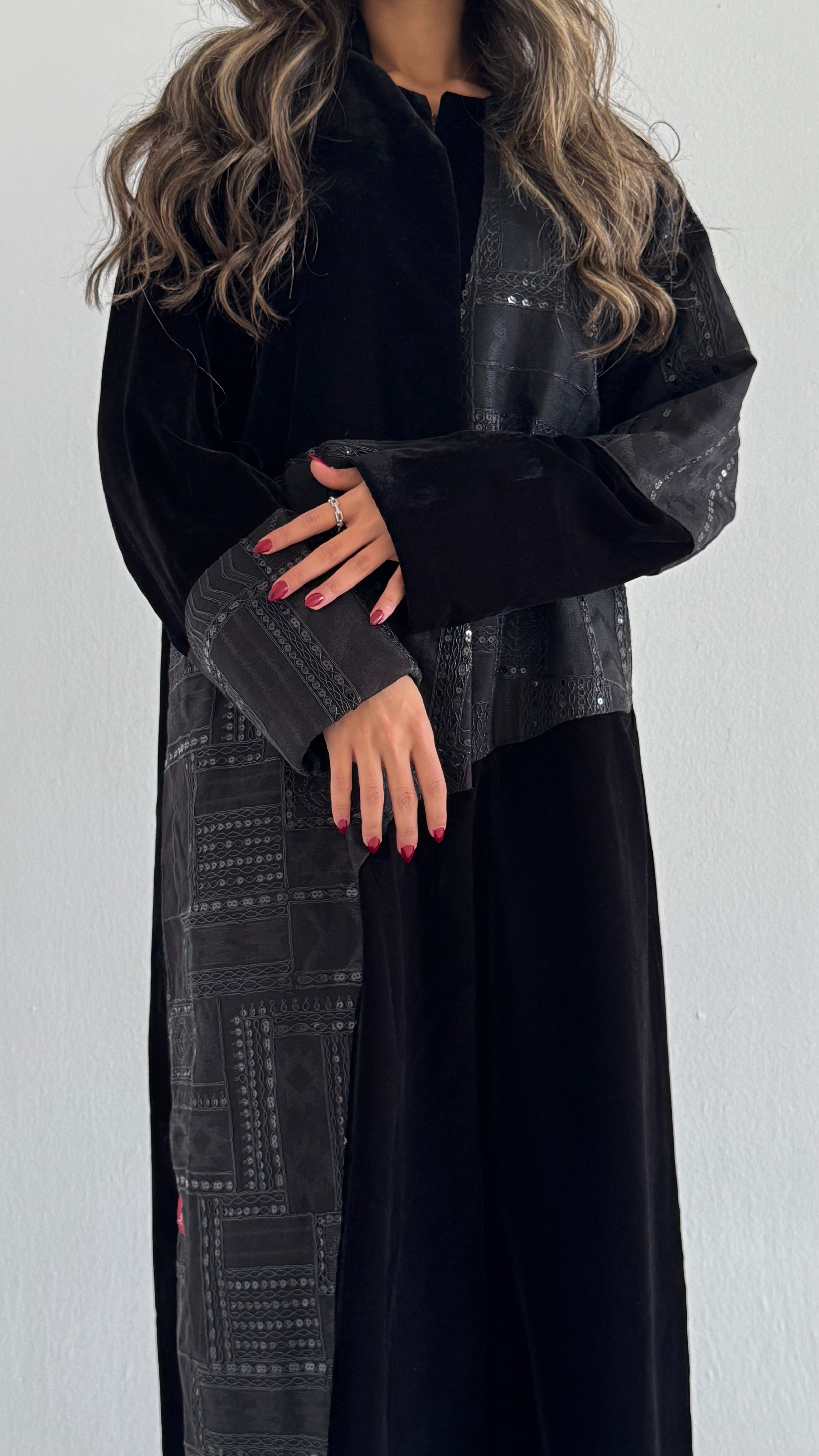 MWT551 - عباية مخمل مع لنن هندي تطريز - Aya