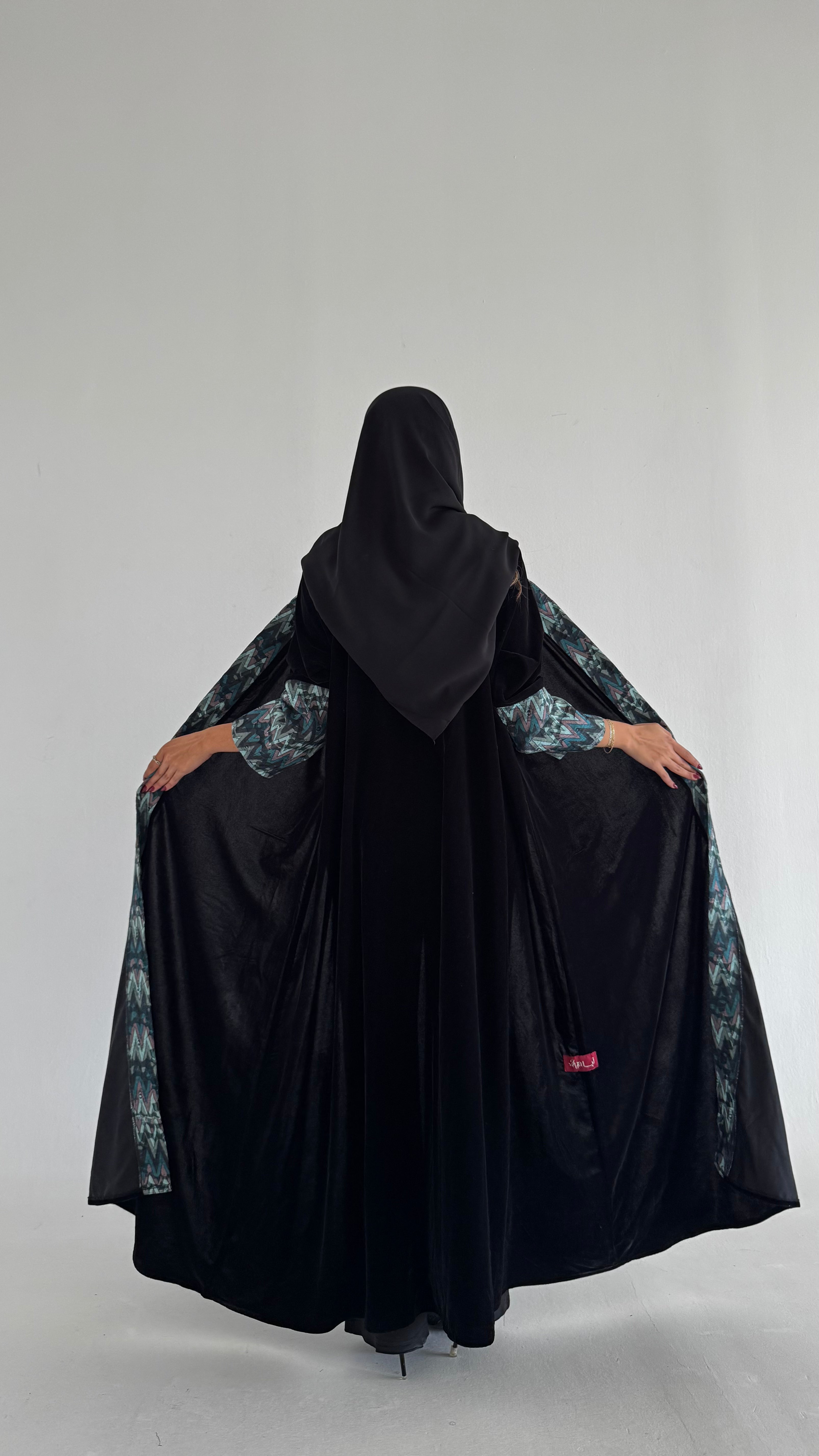 MWT561 - عباية مخمل مع تدخيلة الوان - Aya