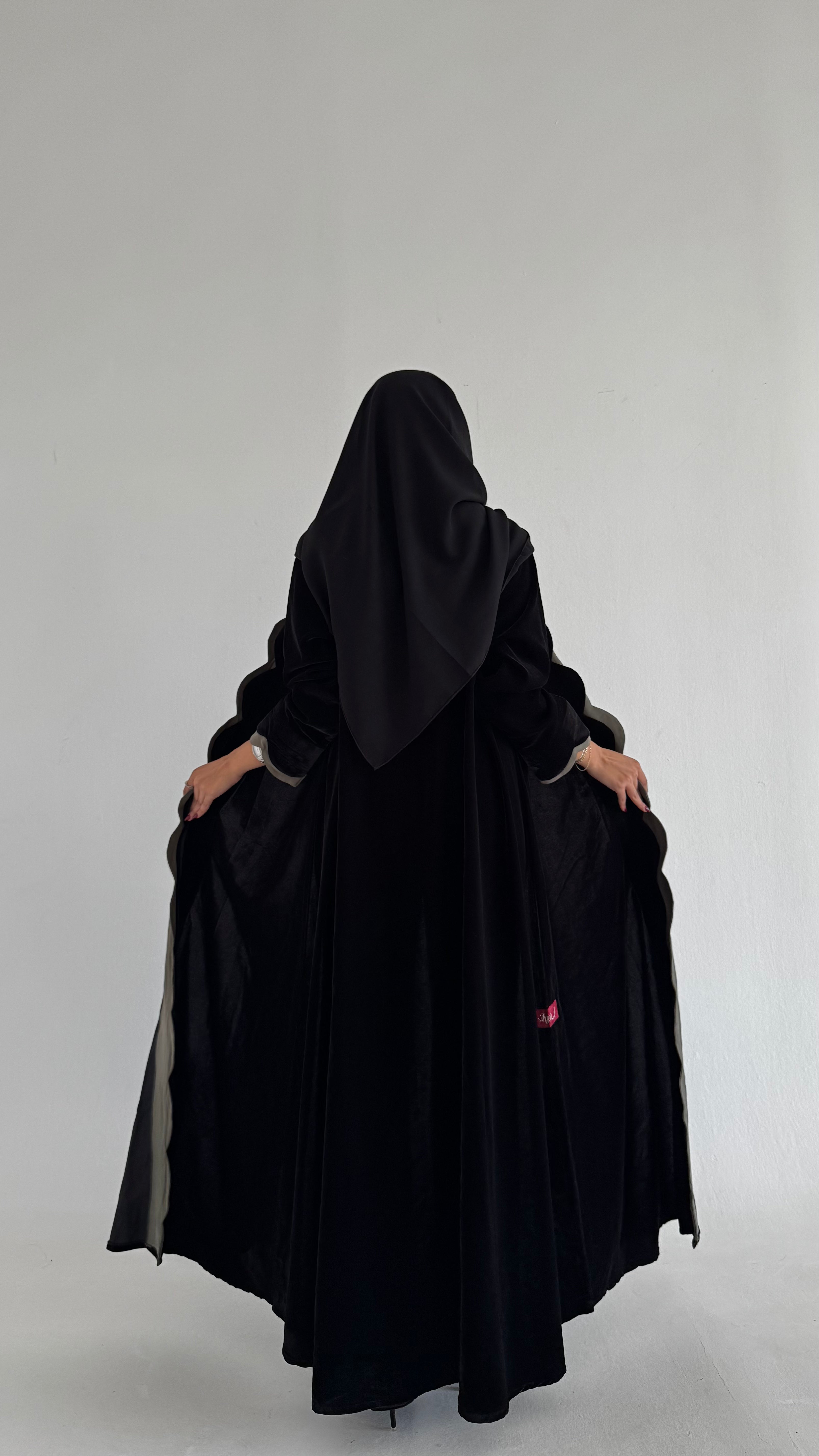 MWT539 - عباية مخمل أسود مع زيتي فاتح - Aya