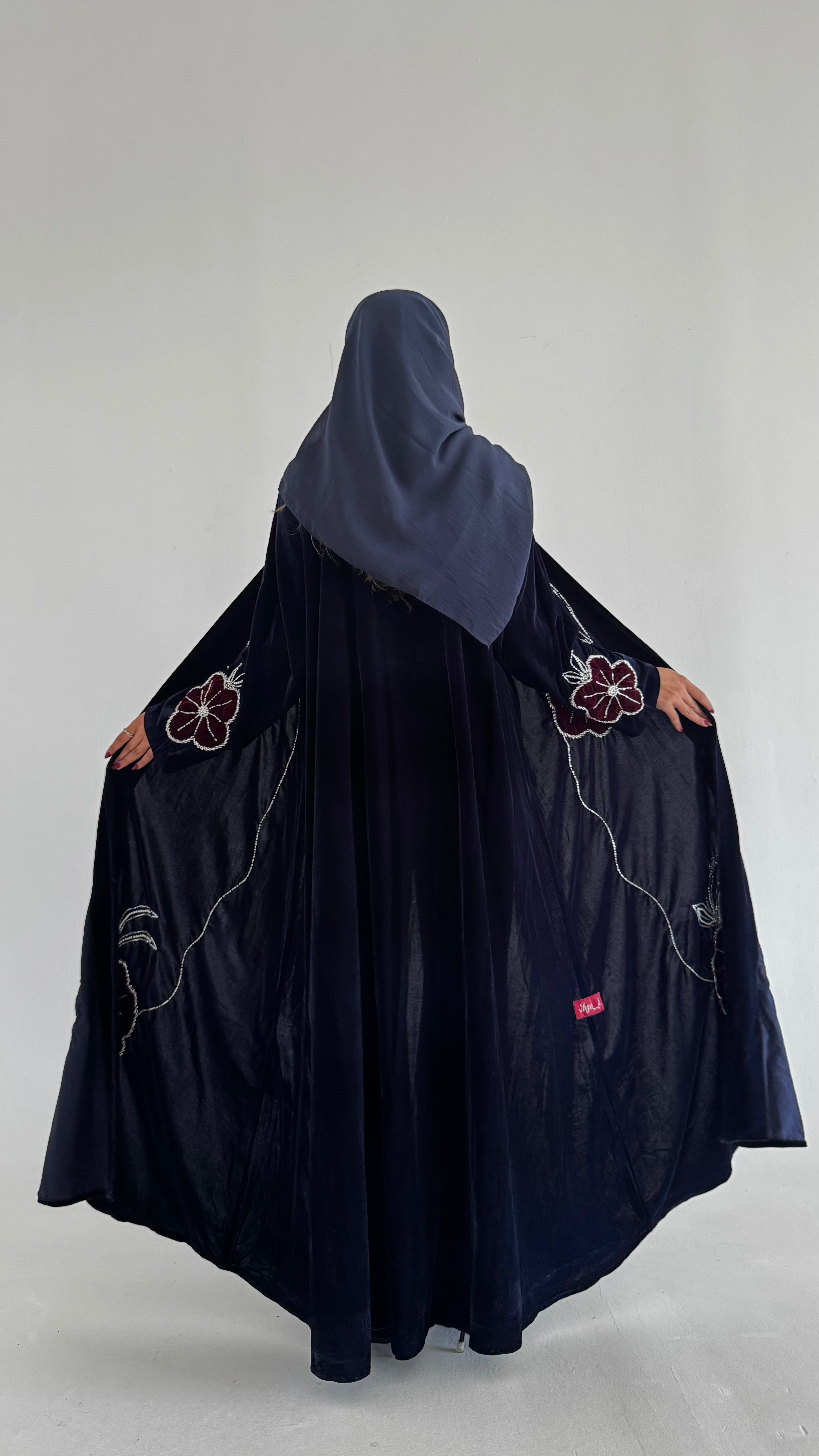 MWT543 - عباية مخمل مع تطريز وشك - Aya