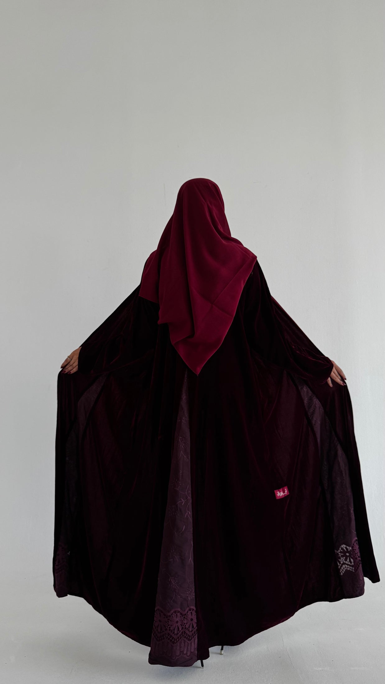 MWT532 - عباية عنابي مع تدخيلة دانتيل - Aya