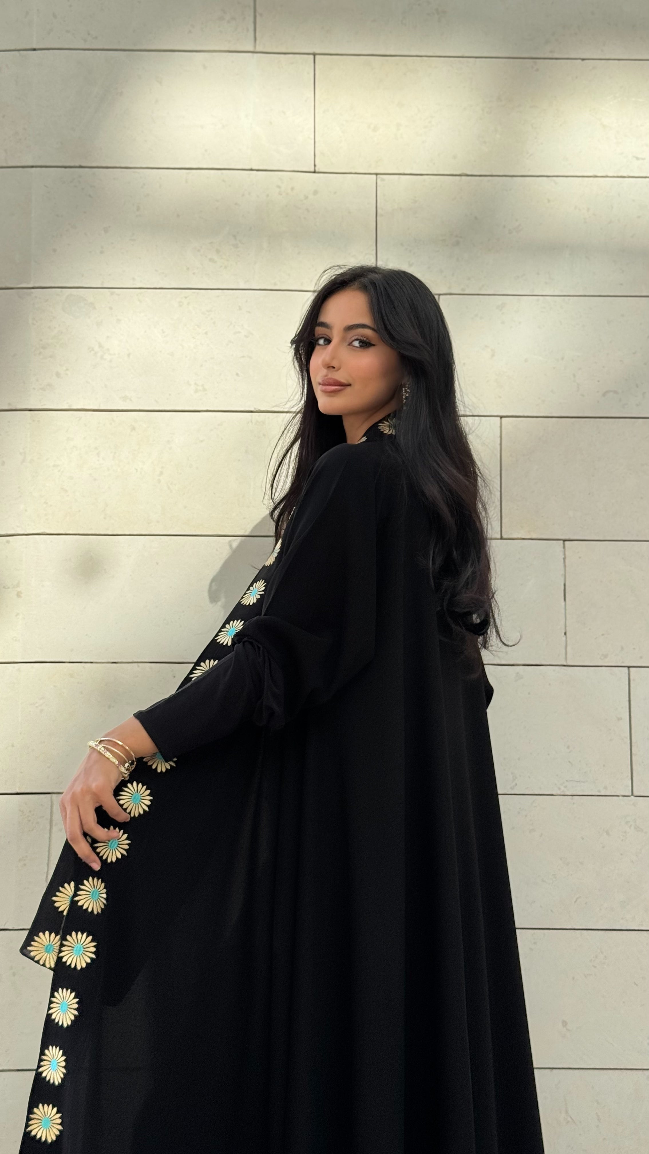 MWT407 - عباية سودا بتطريز ذهبي وتيفاني - Aya