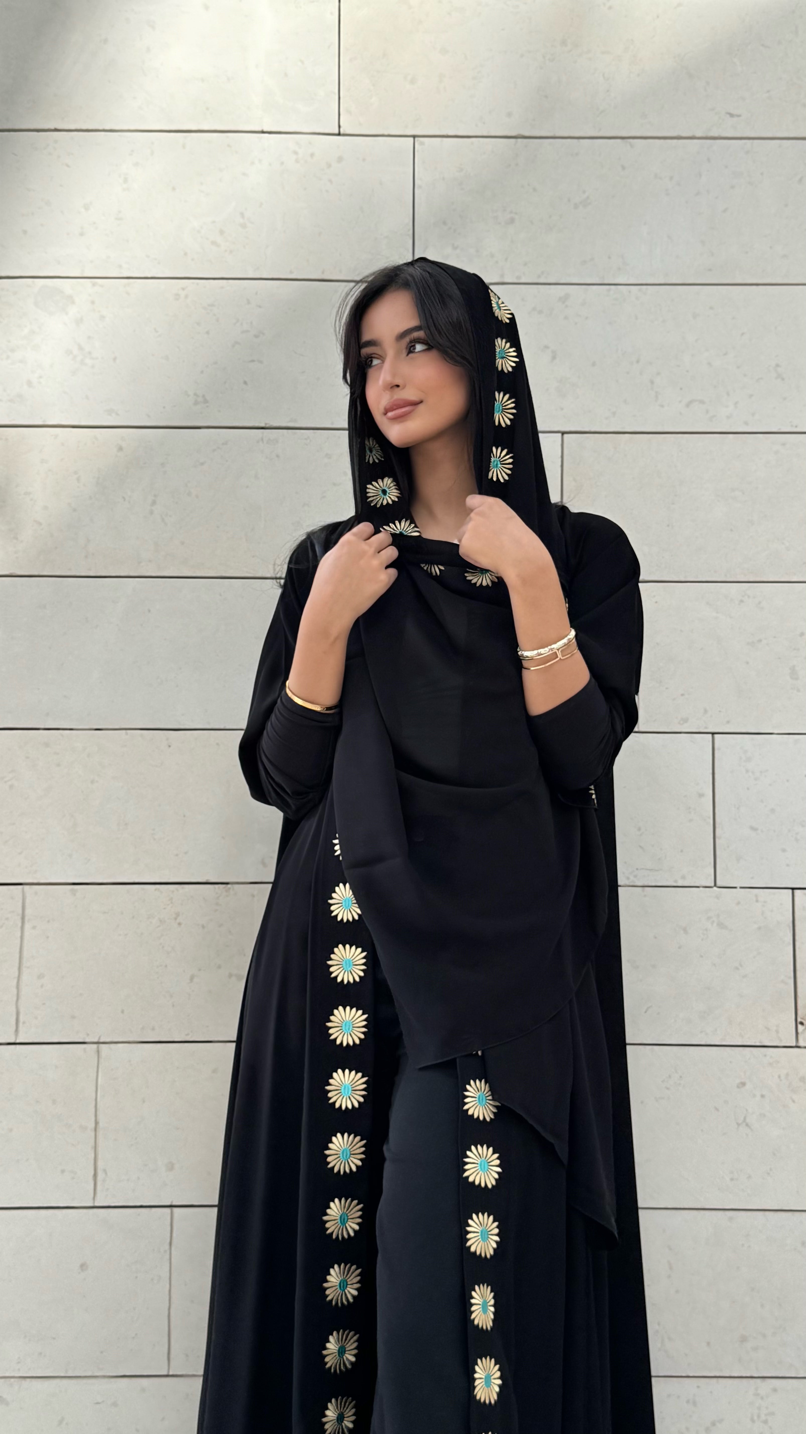 MWT407 - عباية سودا بتطريز ذهبي وتيفاني - Aya