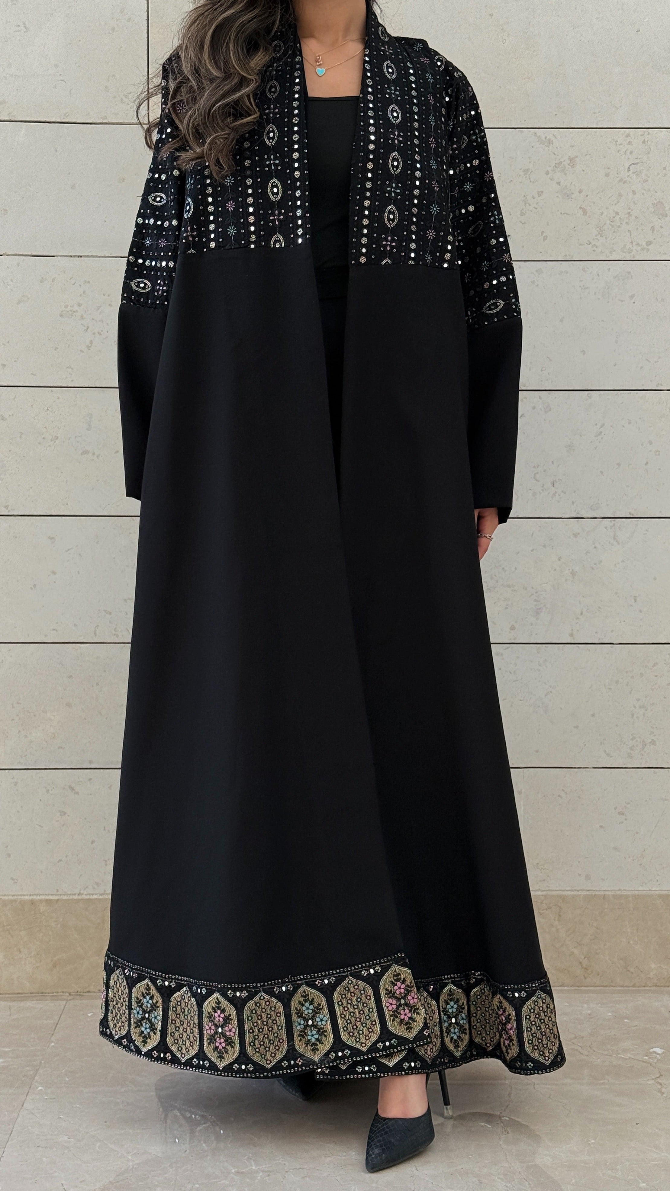MWT585 - عباية سوداء بتطريز من الأسفل والصدر - Aya