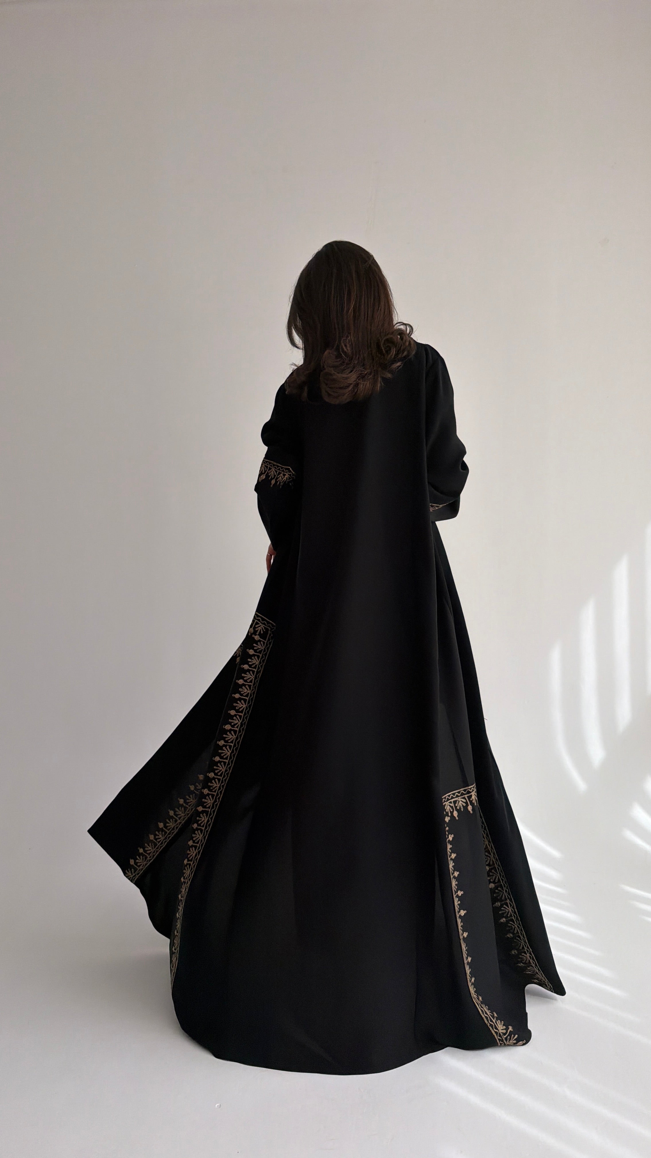MWT1031 - عباية اسود بتطريز  من الامام واضافه دندوشة - Aya