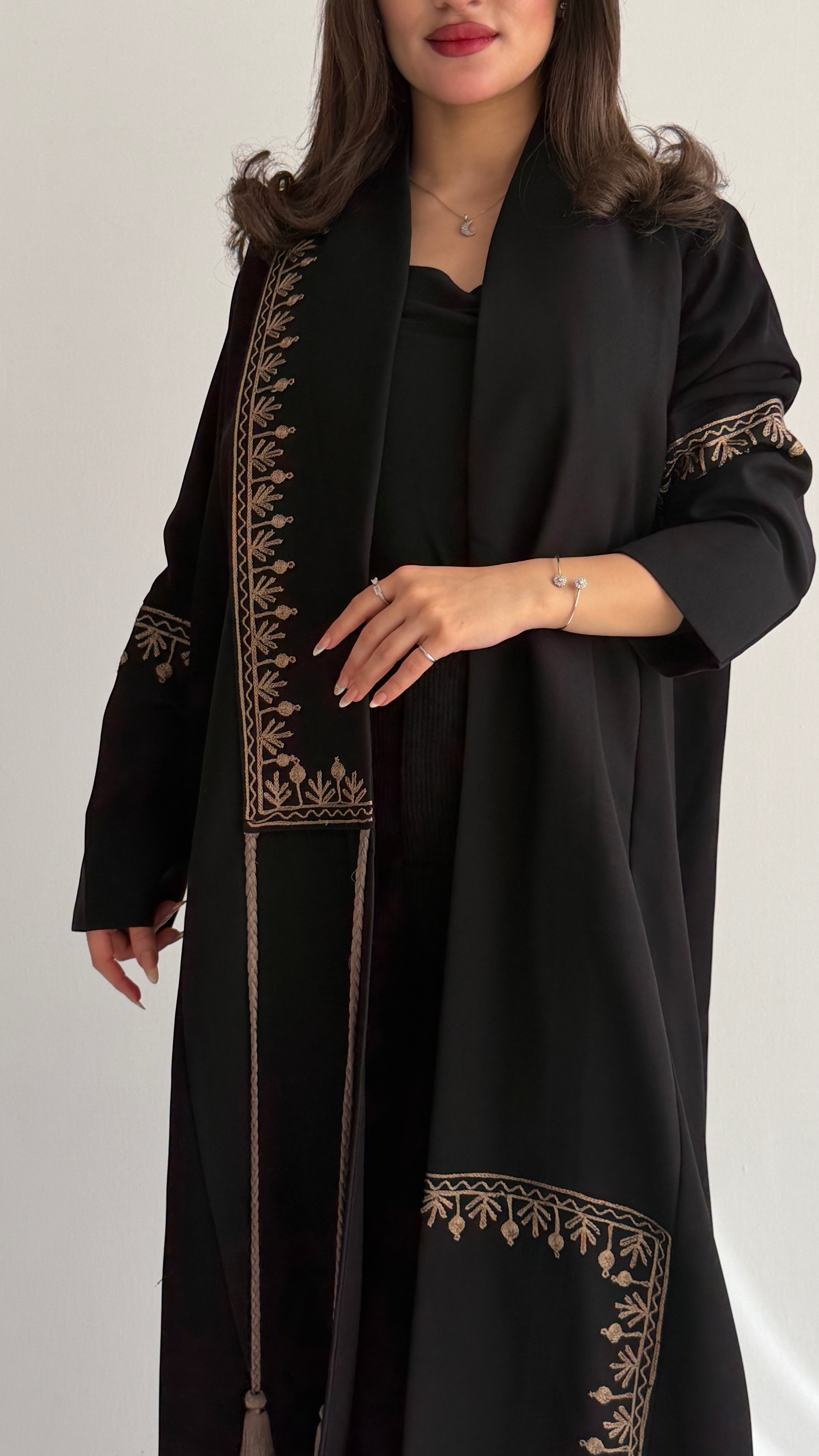 MWT1031 - عباية اسود بتطريز  من الامام واضافه دندوشة - Aya