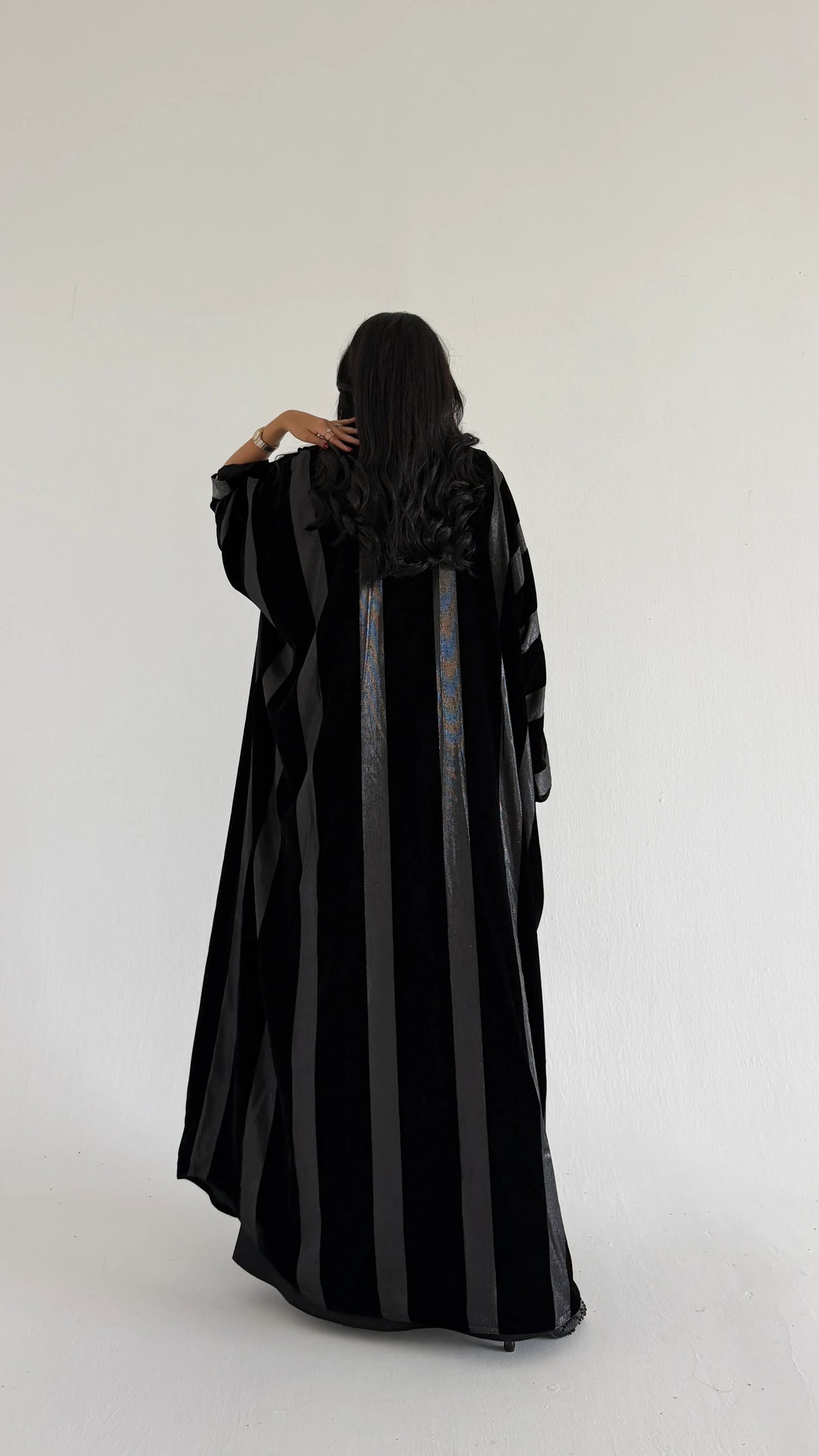 MWT1296 - عباية مخمل أسود مع تدخيله مخمل مخطط فضي - Aya