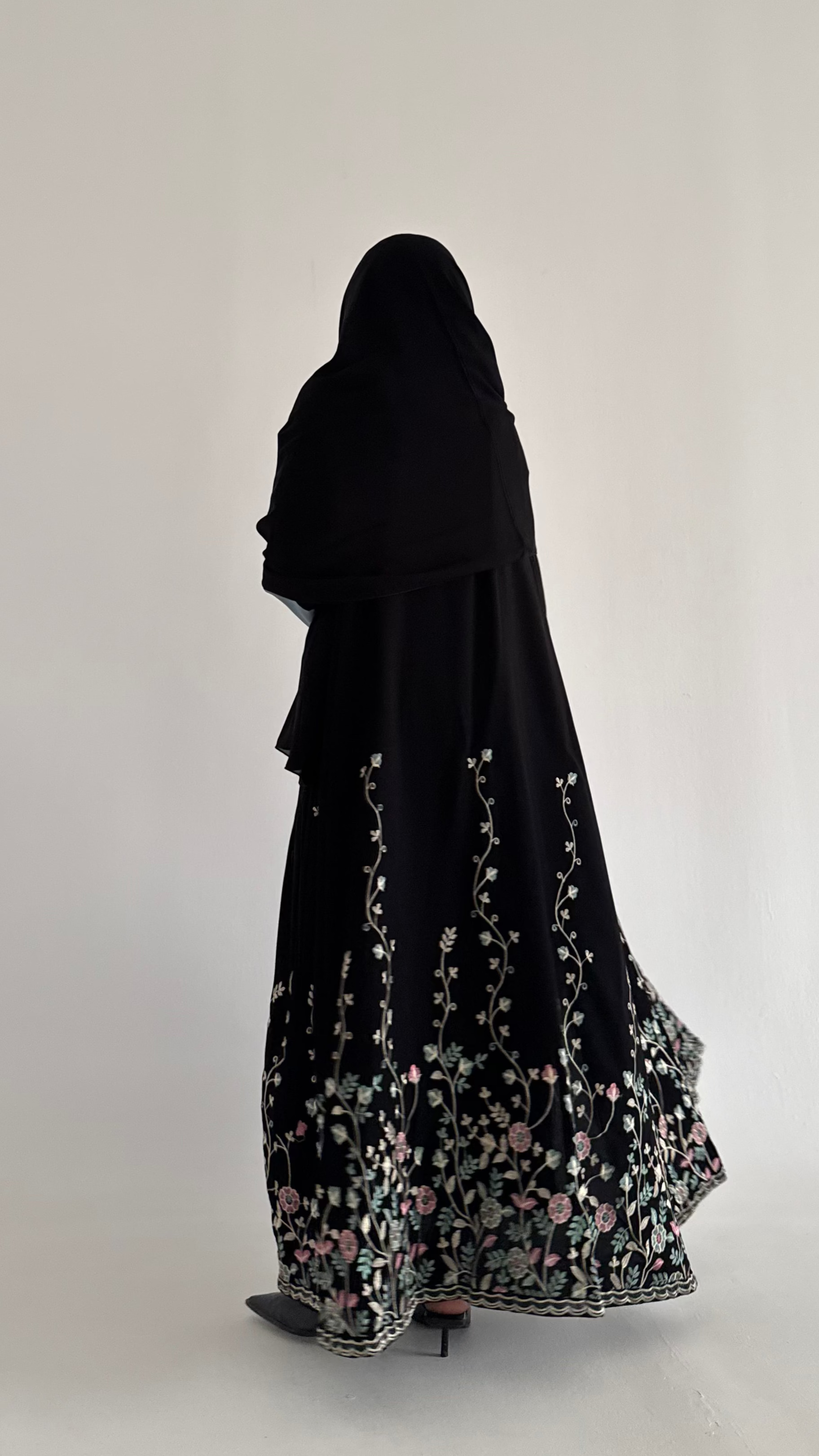 MW1633 - Black abaya with embroidery - عباية سوداء بتطريز - Aya