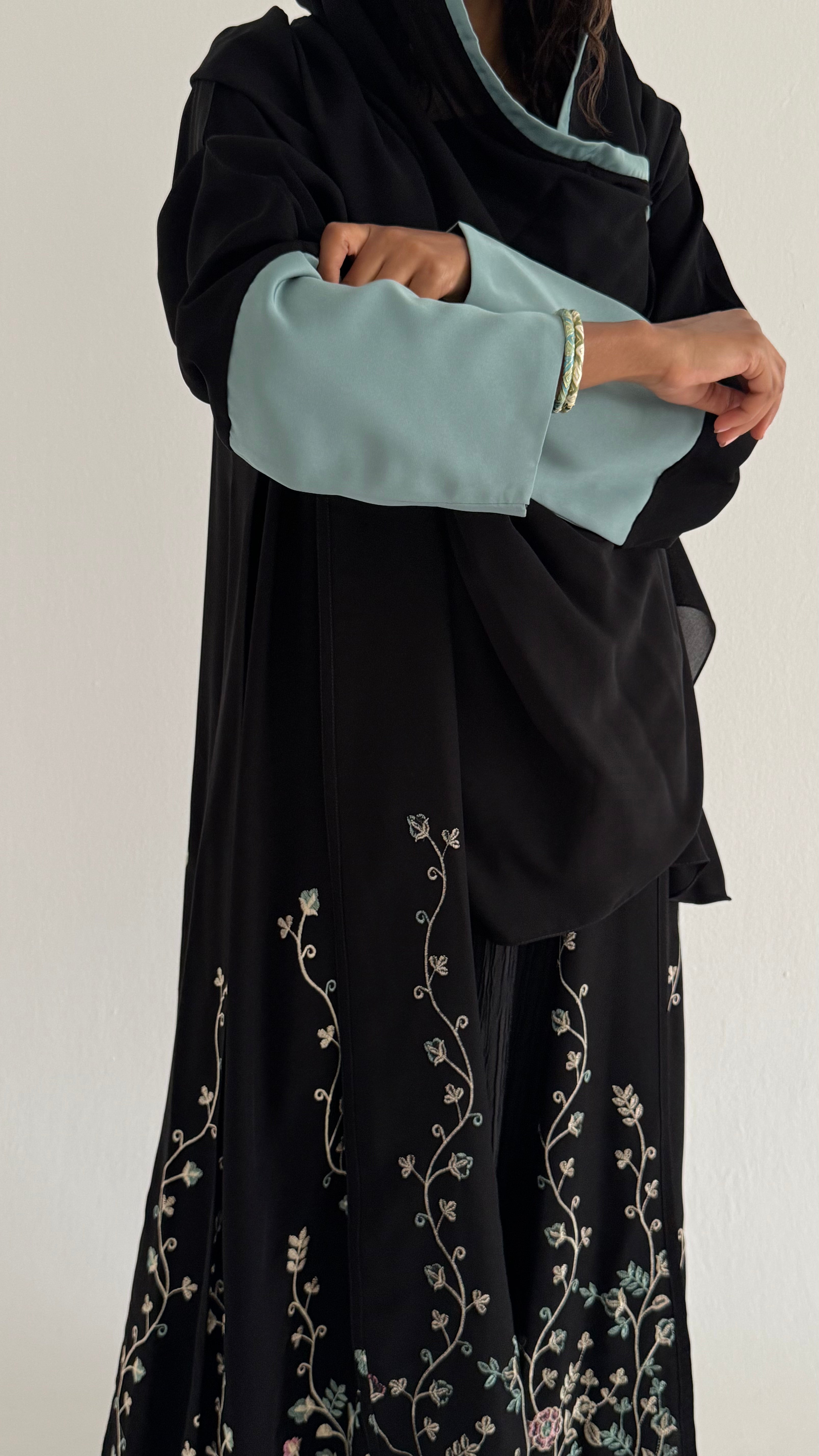 MW1633 - Black abaya with embroidery - عباية سوداء بتطريز - Aya