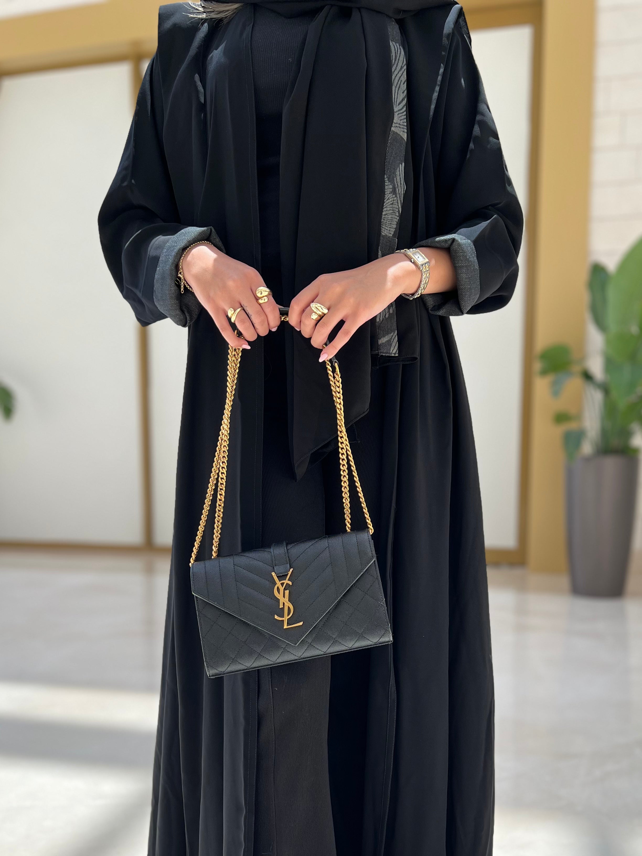 MW1583 - عباية سوداء بظهر لينن هندي مشجر (إصدار محدود) | Black Abaya with Printed Indian Linen Back – Limited Edition - Aya