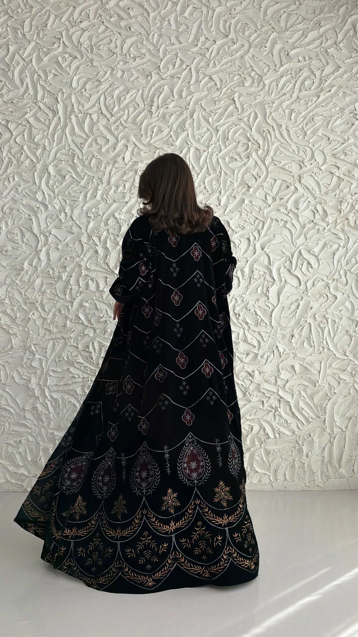 MWE909 - عباية مخمل مع تطريز - Aya