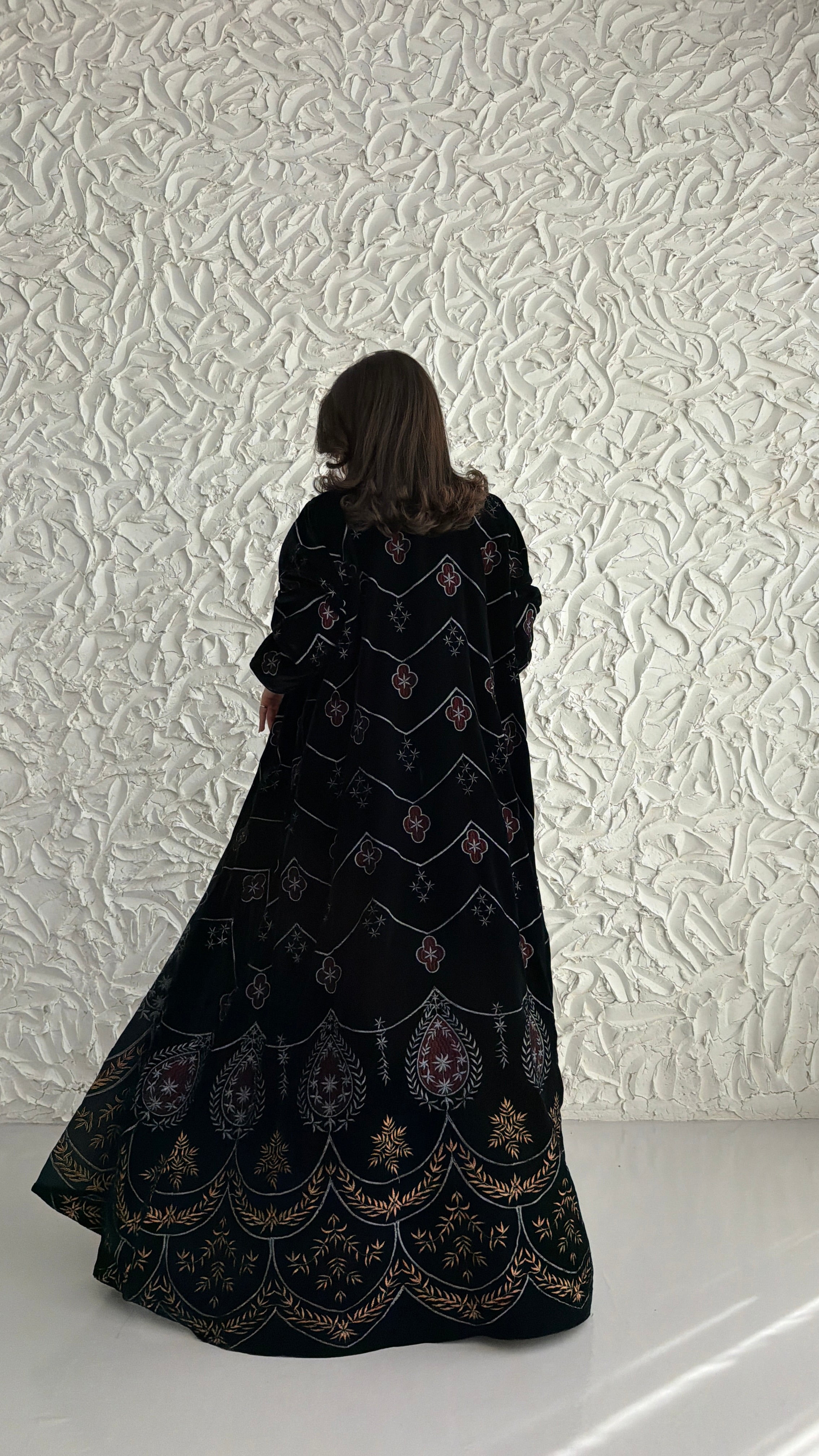 MWE909 - عباية مخمل مع تطريز