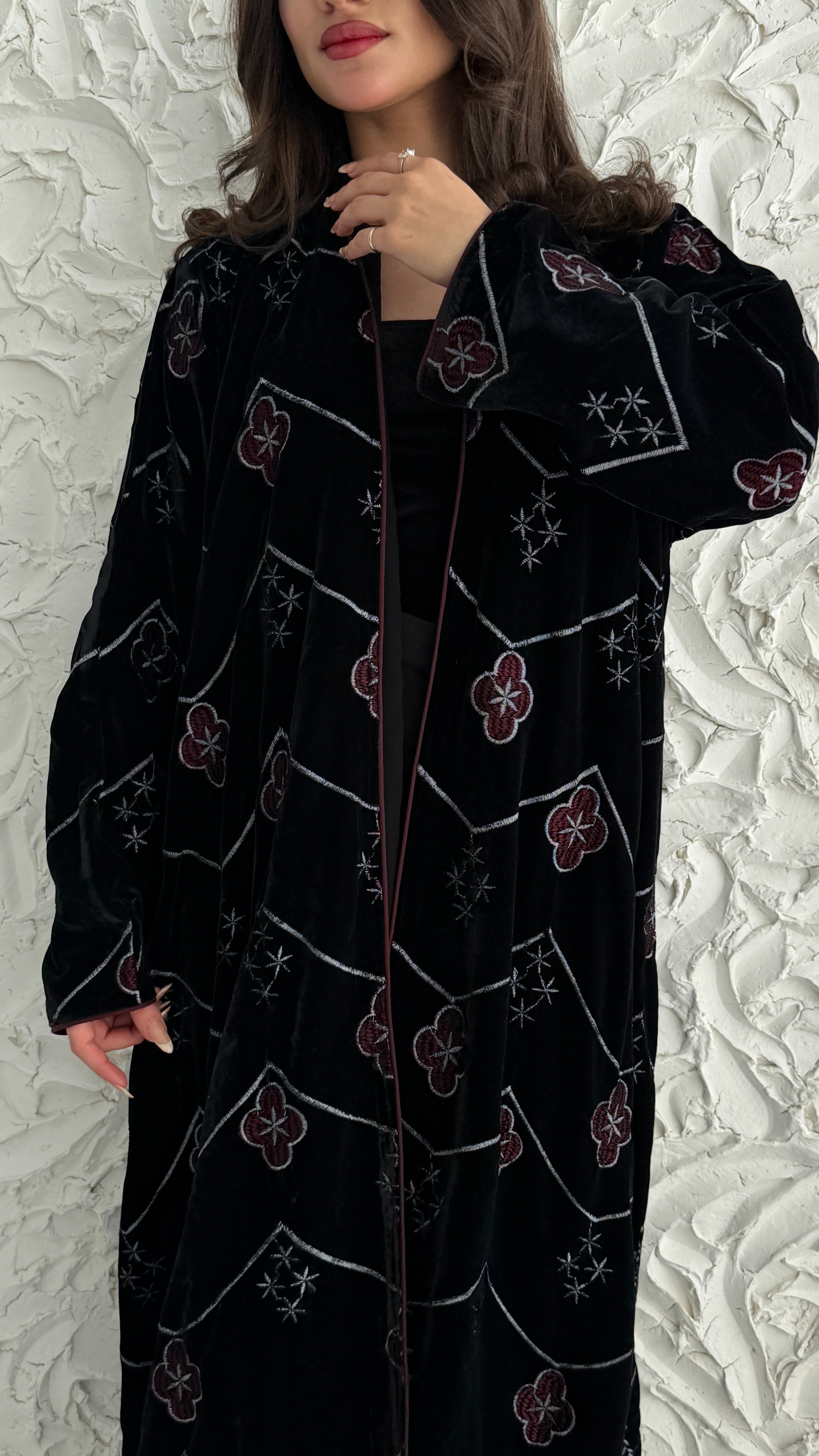 MWE909 - عباية مخمل مع تطريز