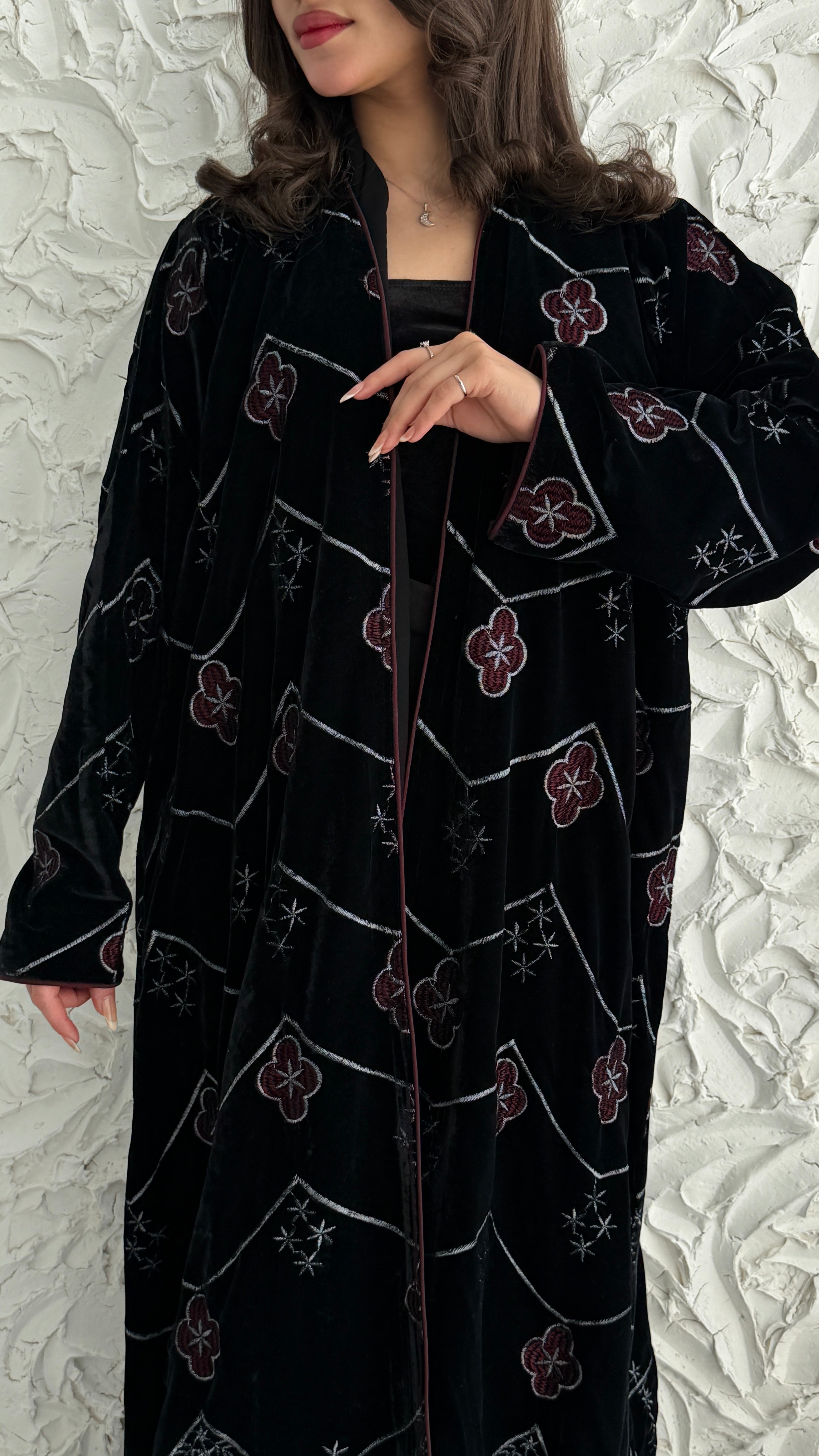 MWE909 - عباية مخمل مع تطريز - Aya