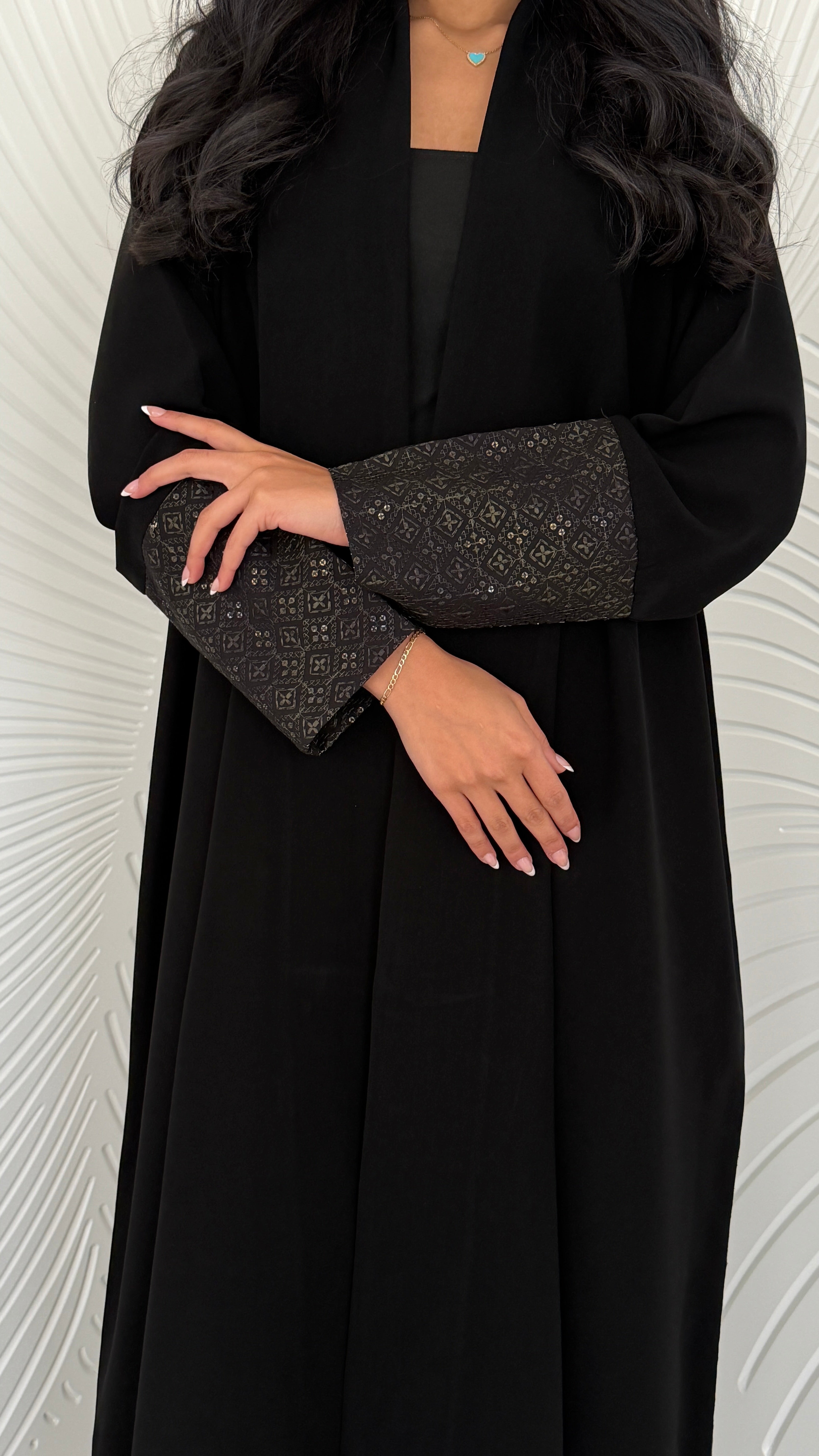MWT2058 - عباية كريب اسود مع تدخيلة ركامة - Aya