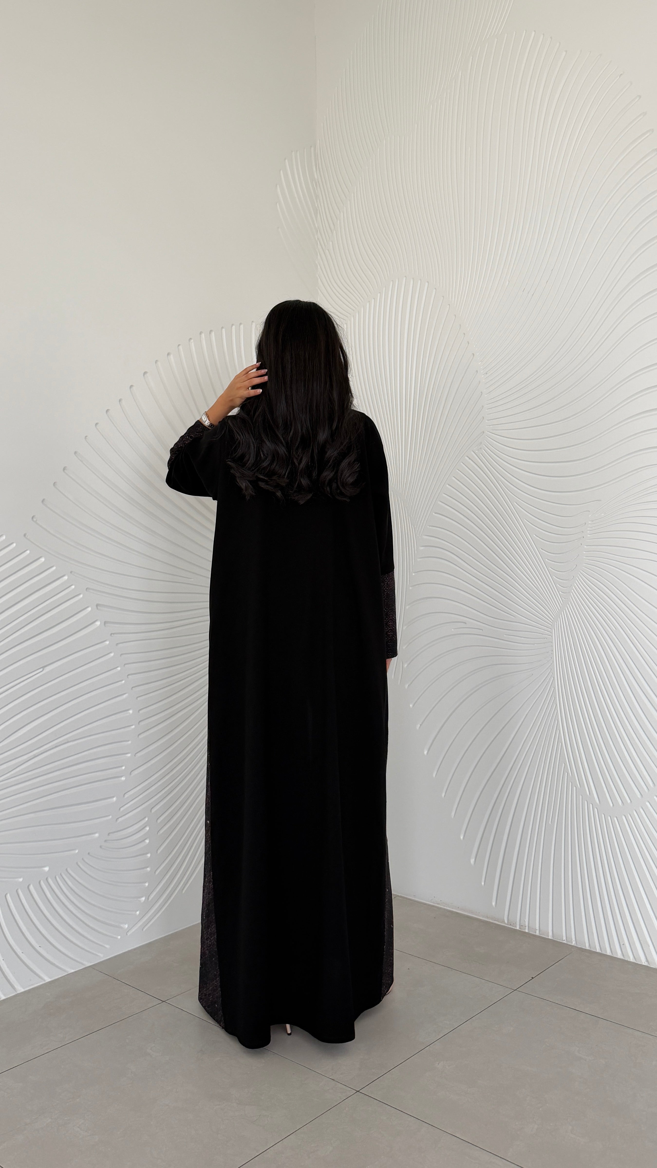 MWT2057 - عباية كريب اسود مع تدخيلة ركامة - Aya
