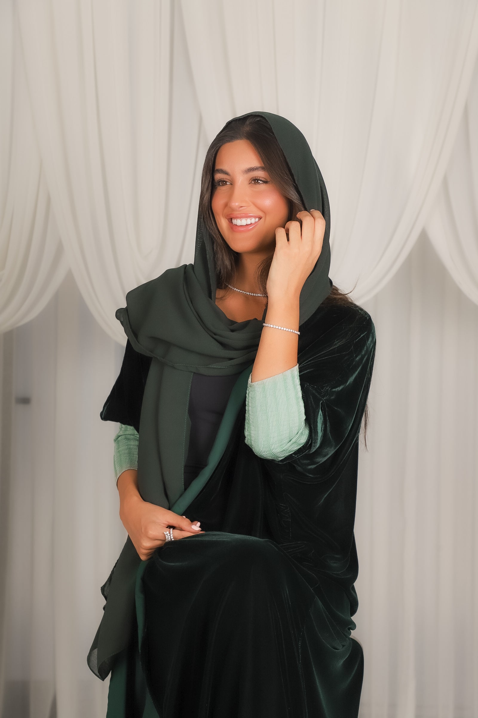 MWT527 - عباية زيتيه بأكمام استرتش