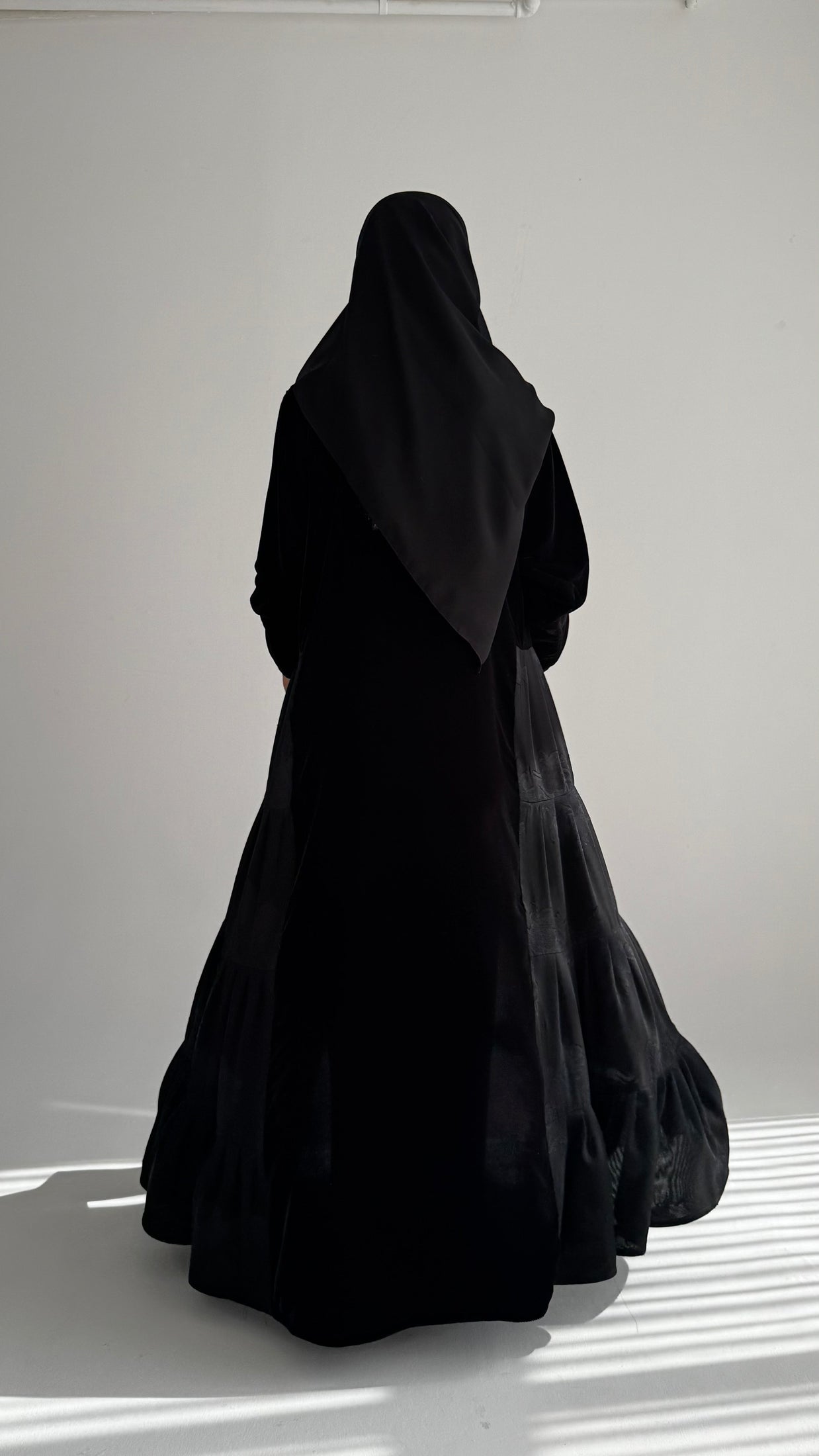 MWT695 - عباية اسود مخمل مع تدخيلة شيفون - Aya
